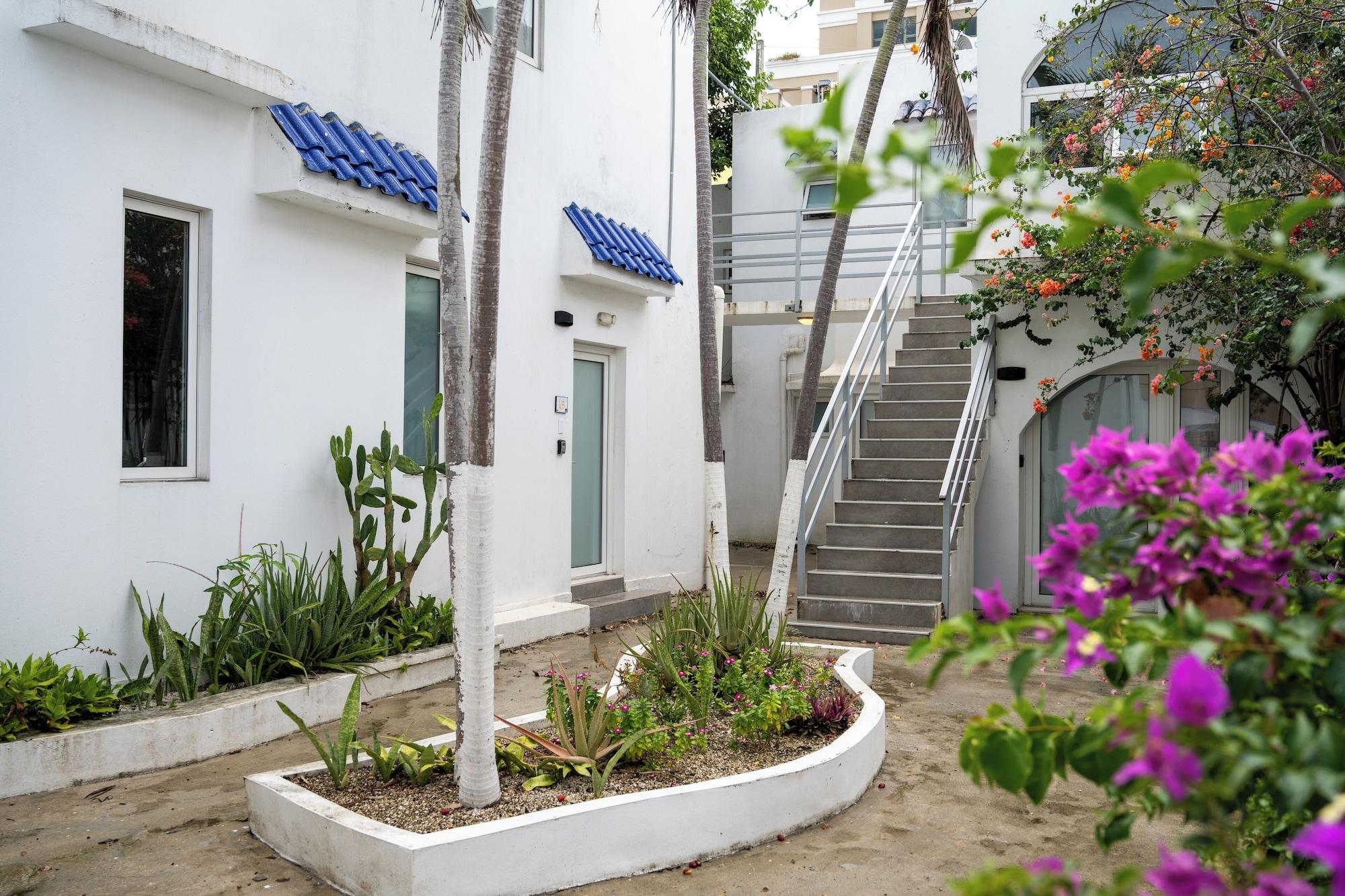 Vista Exterior La Mona Loiza Apartments Complex