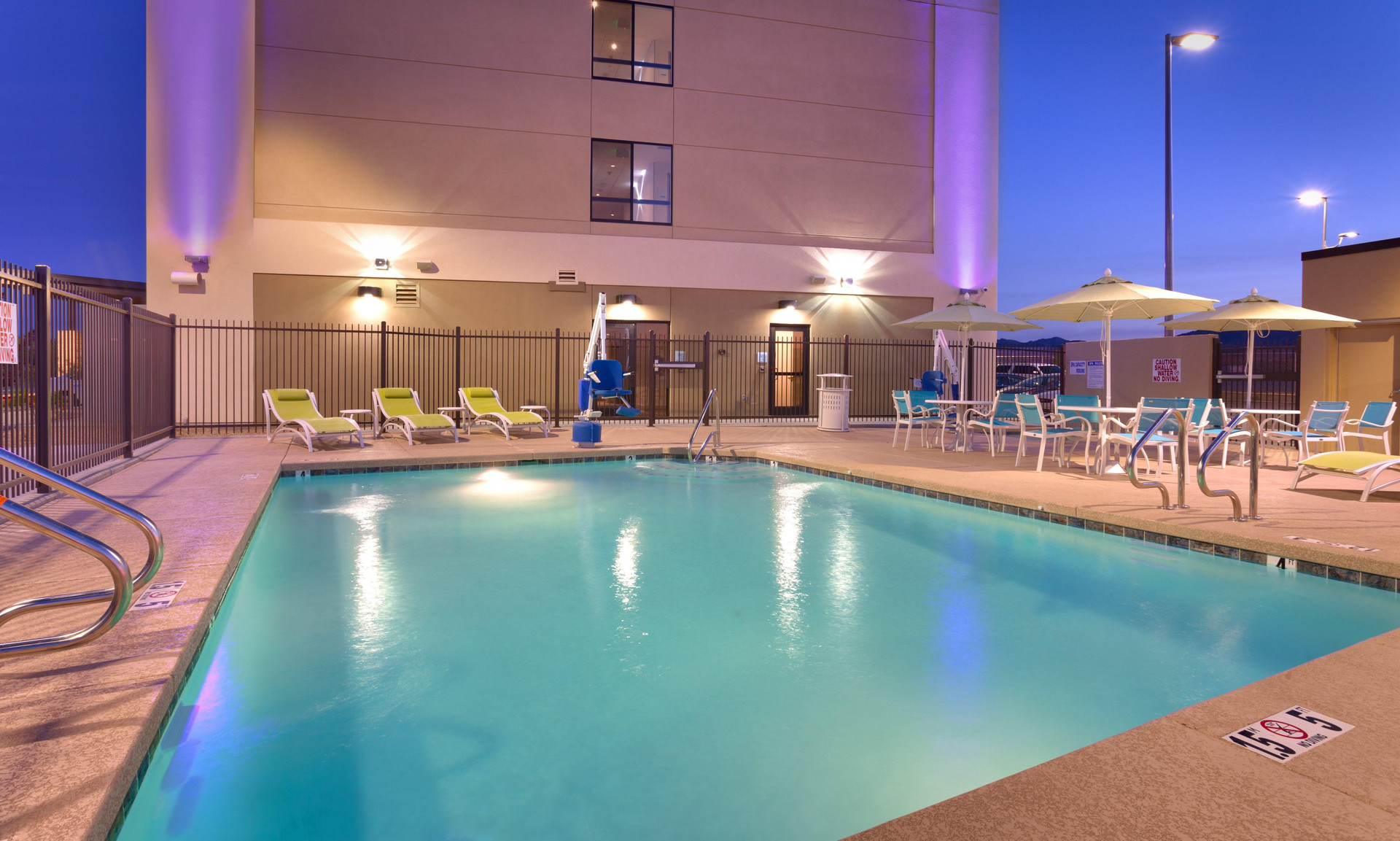 Vista Piscina Holiday Inn Express and Suites Phoenix West - Buck