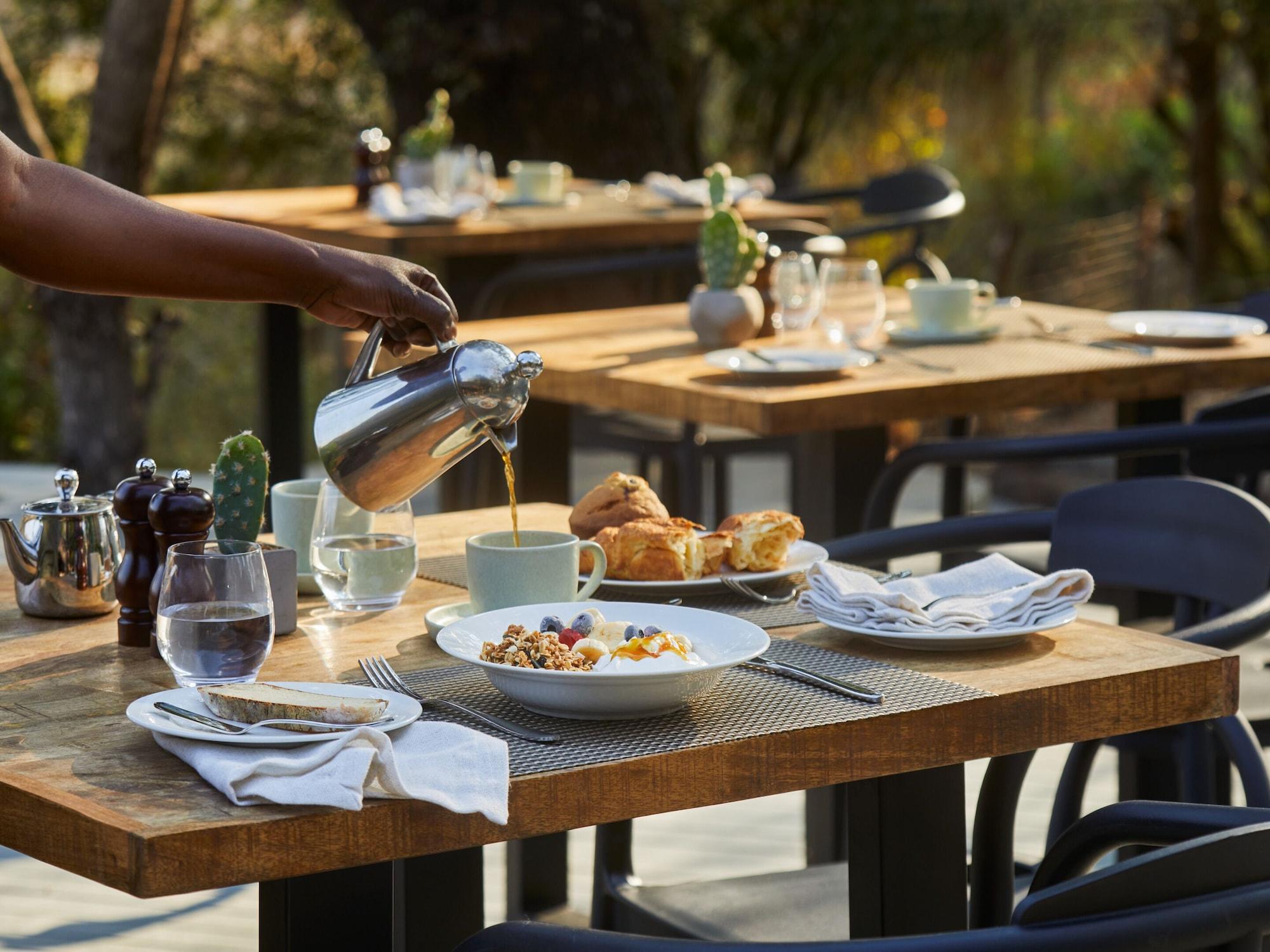 Restaurant Toro River by Newmark