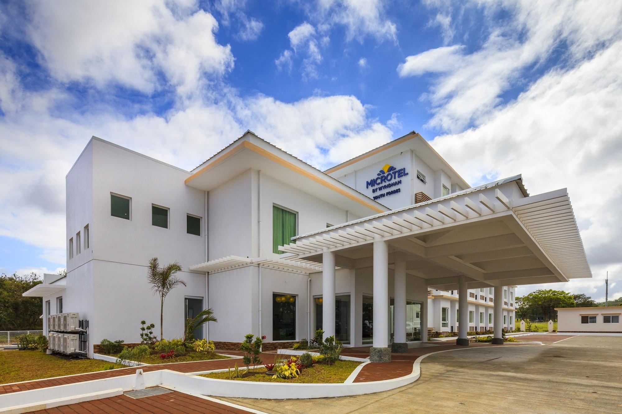Vista Exterior Microtel by Wyndham South Forbes near Nuvali