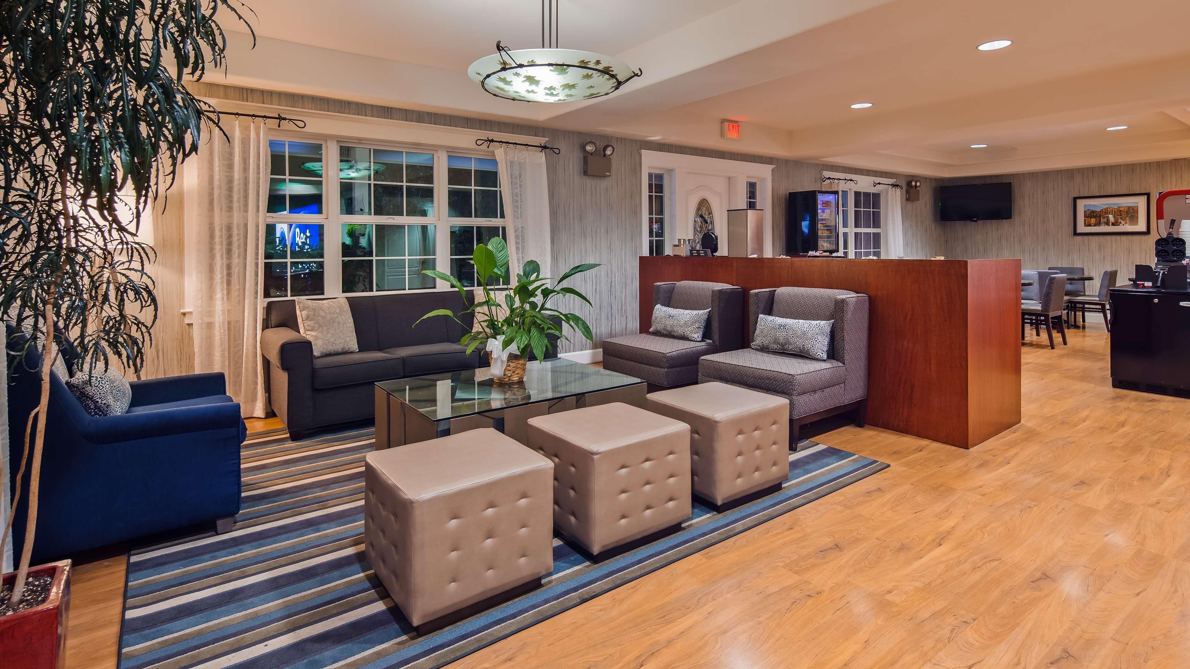 Vista Lobby Best Western Cedar Inn & Suites