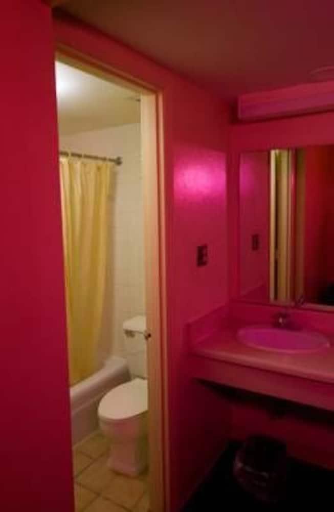Baño Budget Host Inn Bristol
