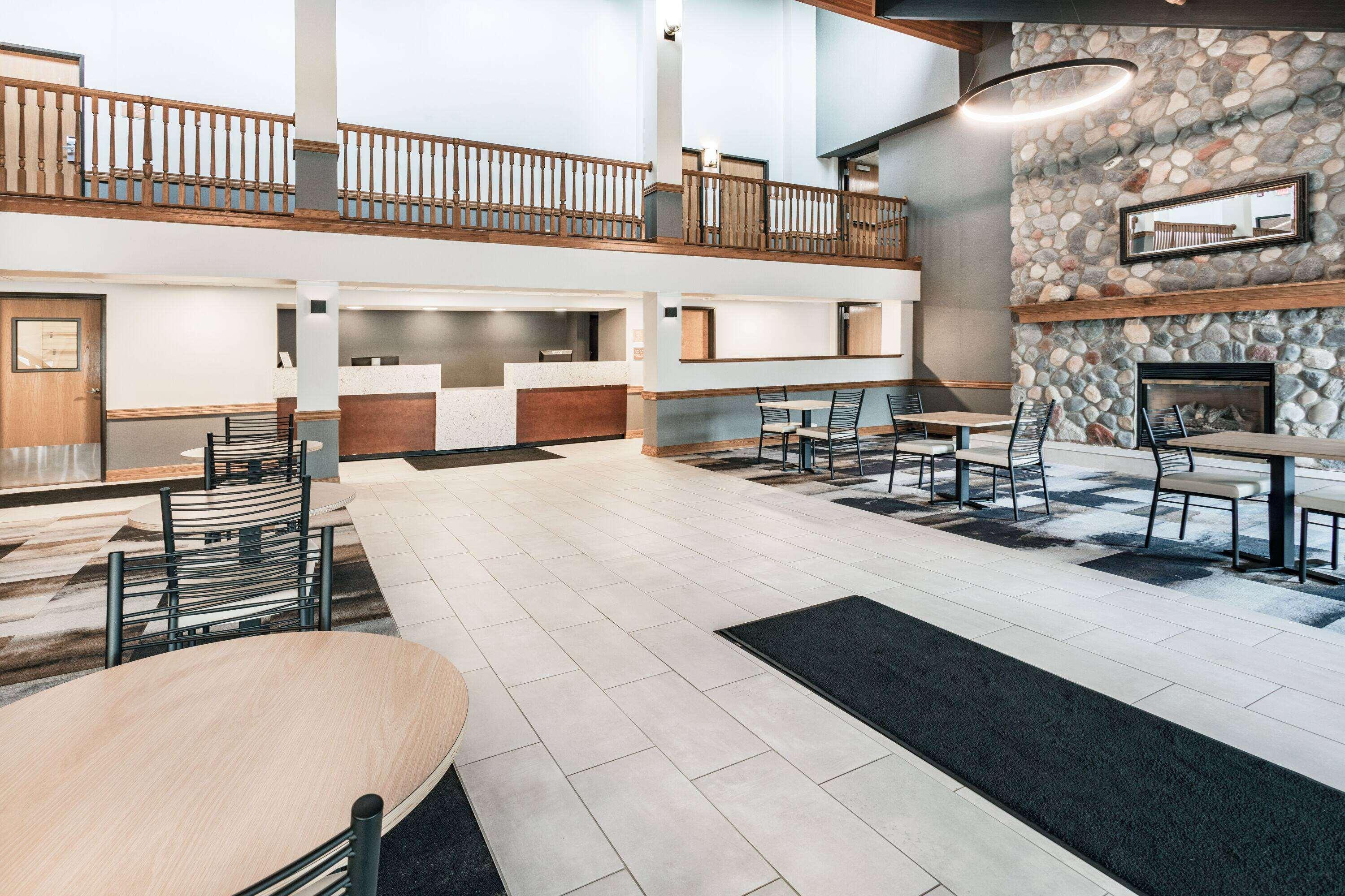 Vista Lobby Baymont by Wyndham Brooklyn Center