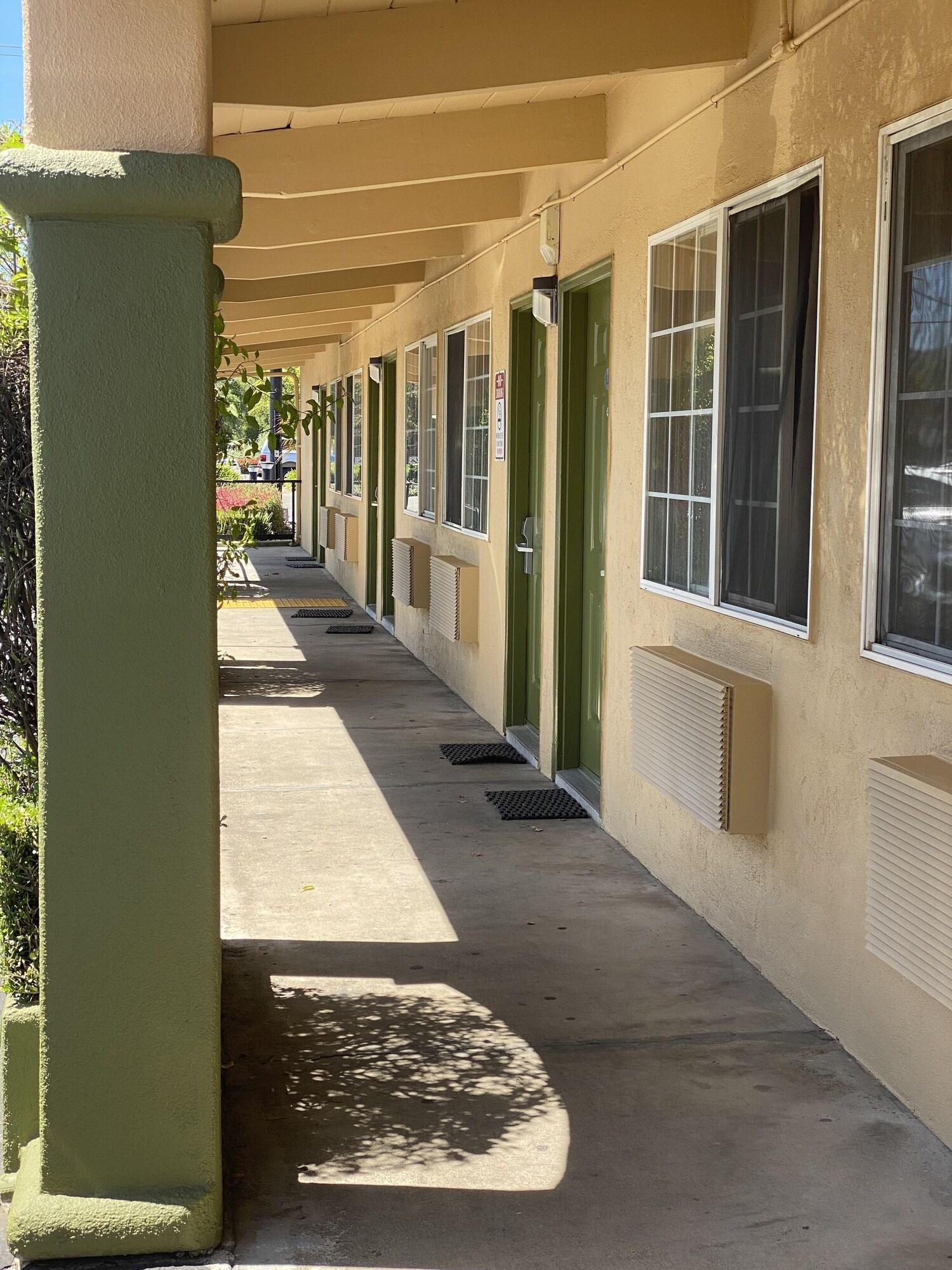 Varios Holiday Motel