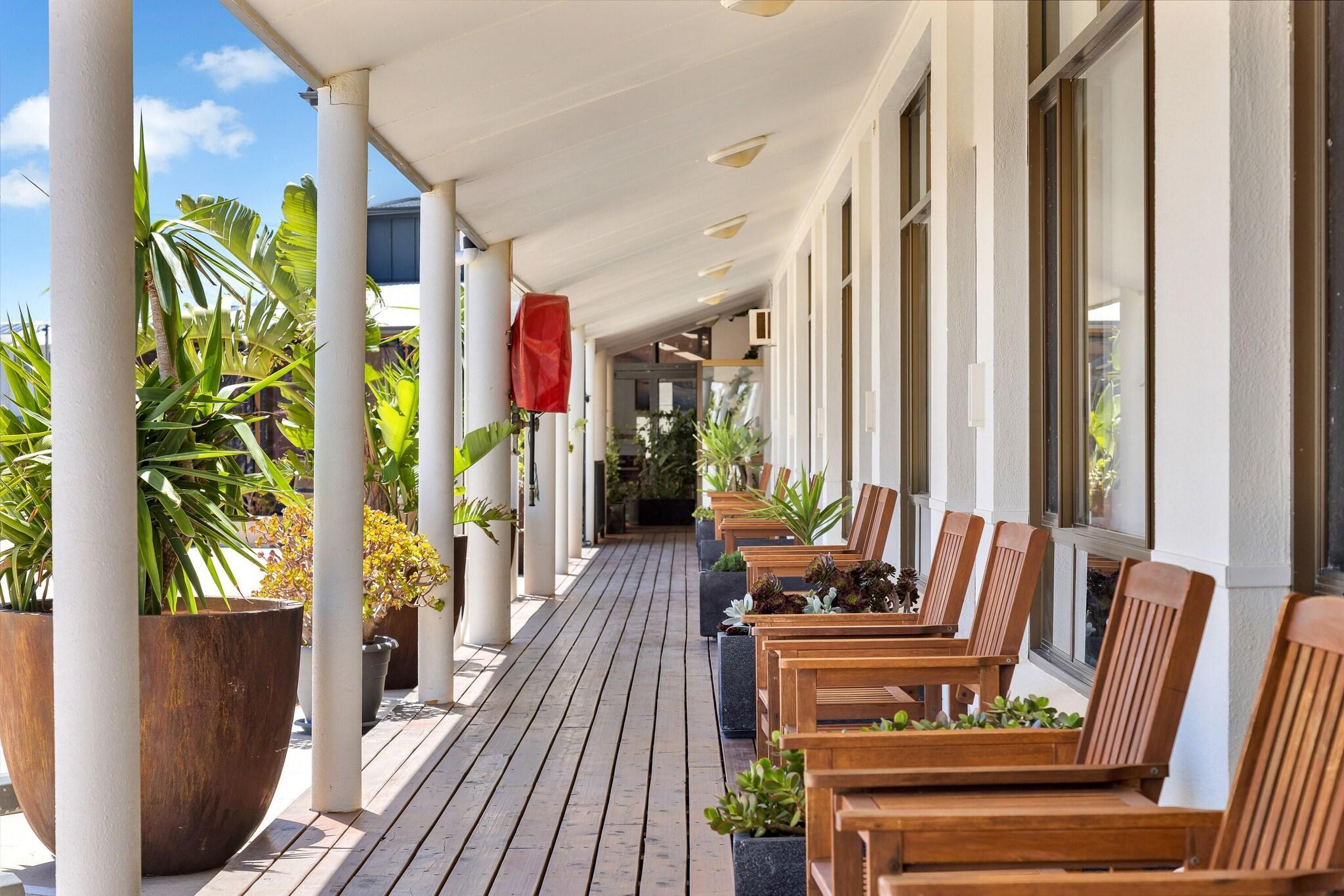 Varios Coast Motel And Apartments