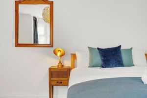 Alquiler Vacacional - Newly Decorated, Spacious House with Parking and near Train Station