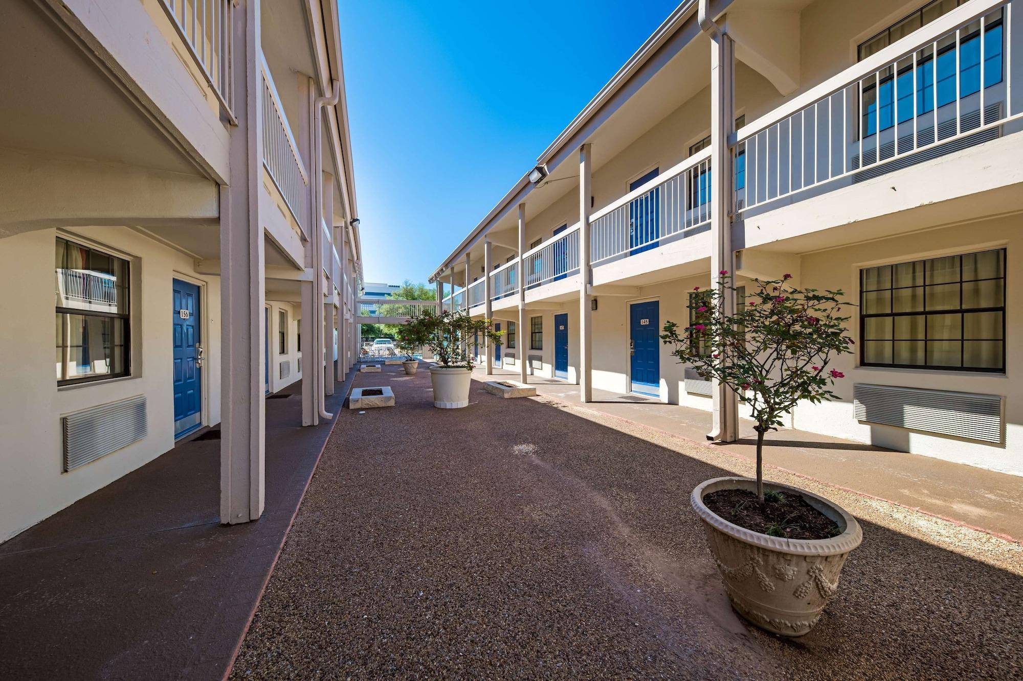 Vista Exterior Motel 6 Dallas, TX - Farmers Branch