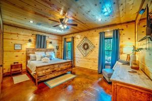 Alquiler Vacacional - Second Wind Luxury Cabin, Hot Tub , Arcade ️, Indoor & Outdoor  place/pit