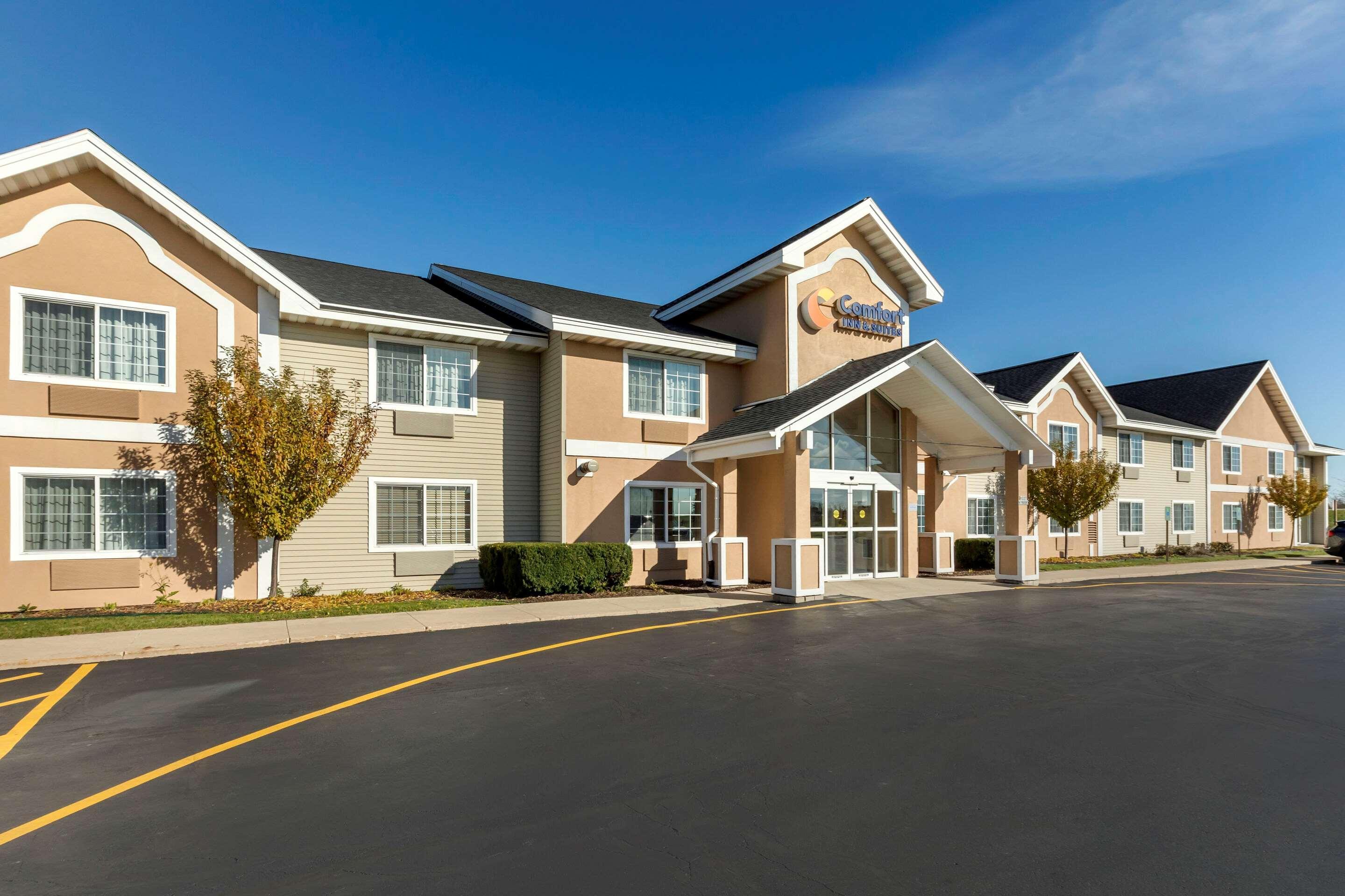 Vista Exterior Comfort Inn & Suites Jackson - West Bend