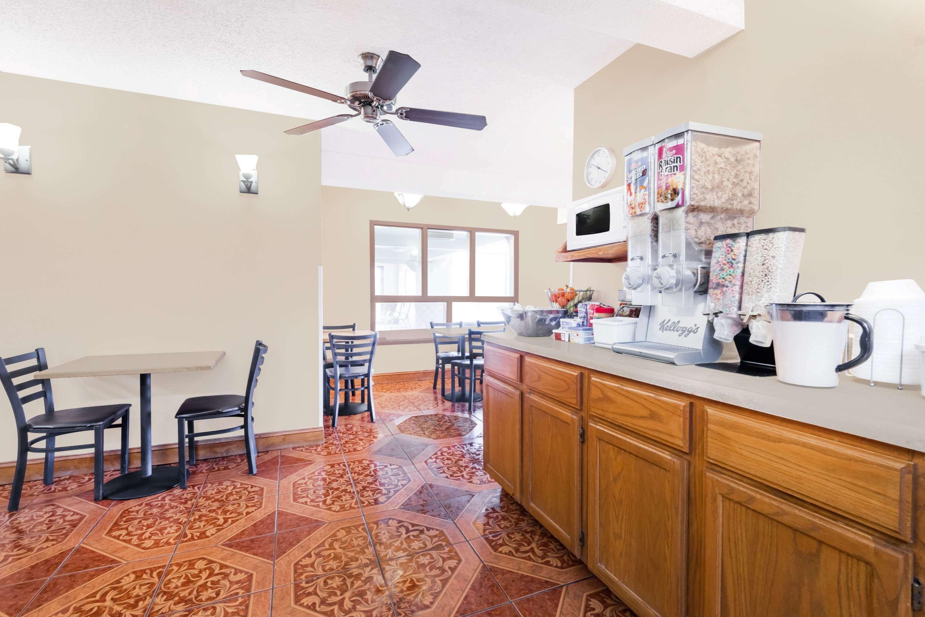 Restaurant Super 8 by Wyndham Liberal KS