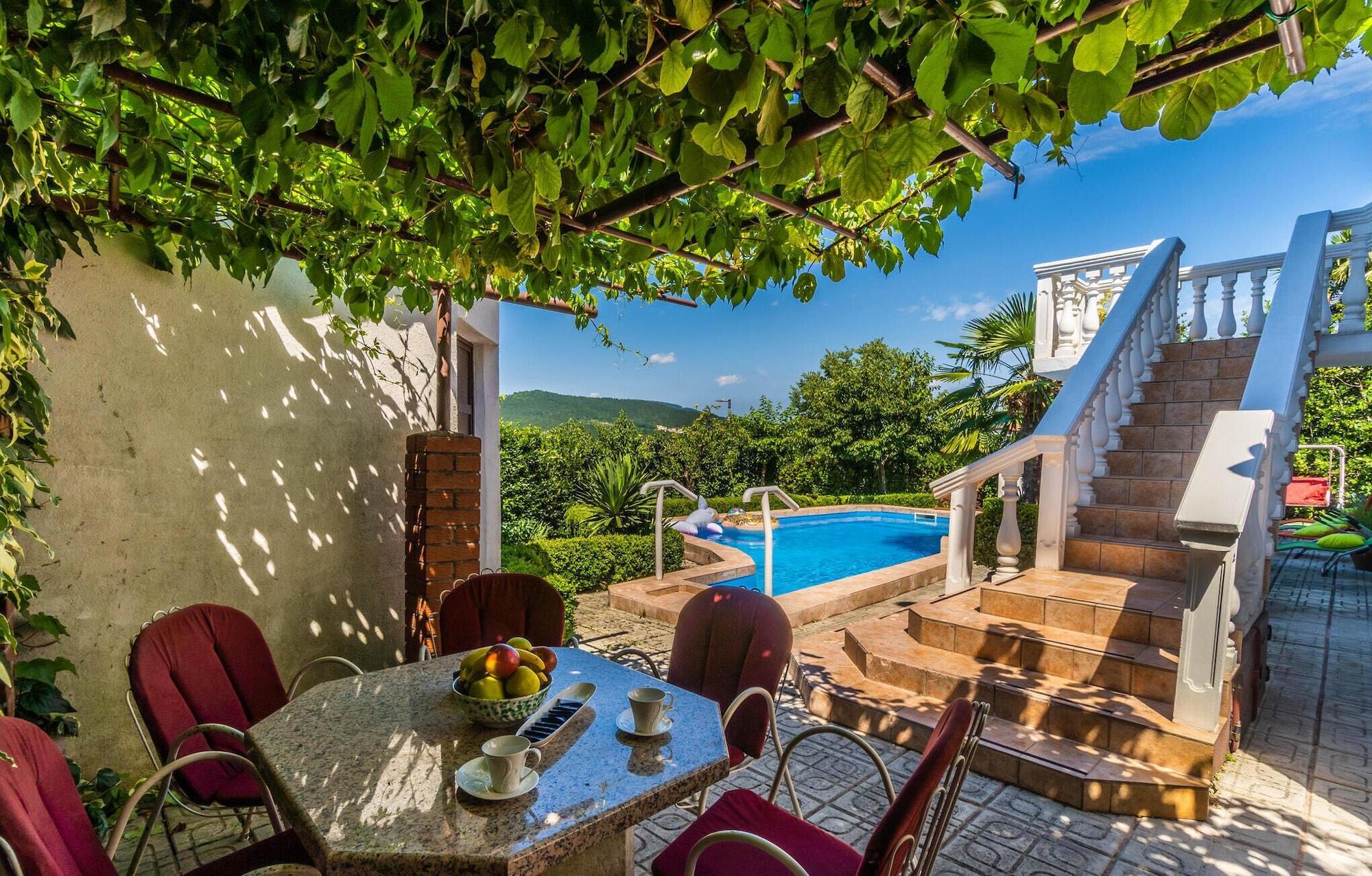 Vista da piscina Amazing Home in Buzet With Wifi and 2 Bedrooms