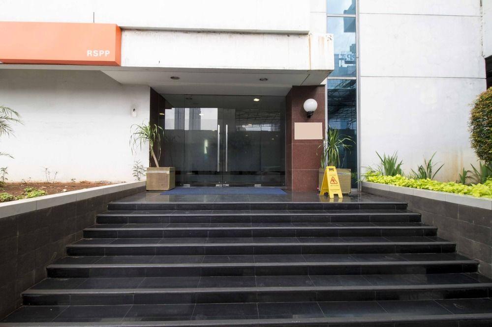 Vista Exterior RedDoorz Plus near RS Pertamina