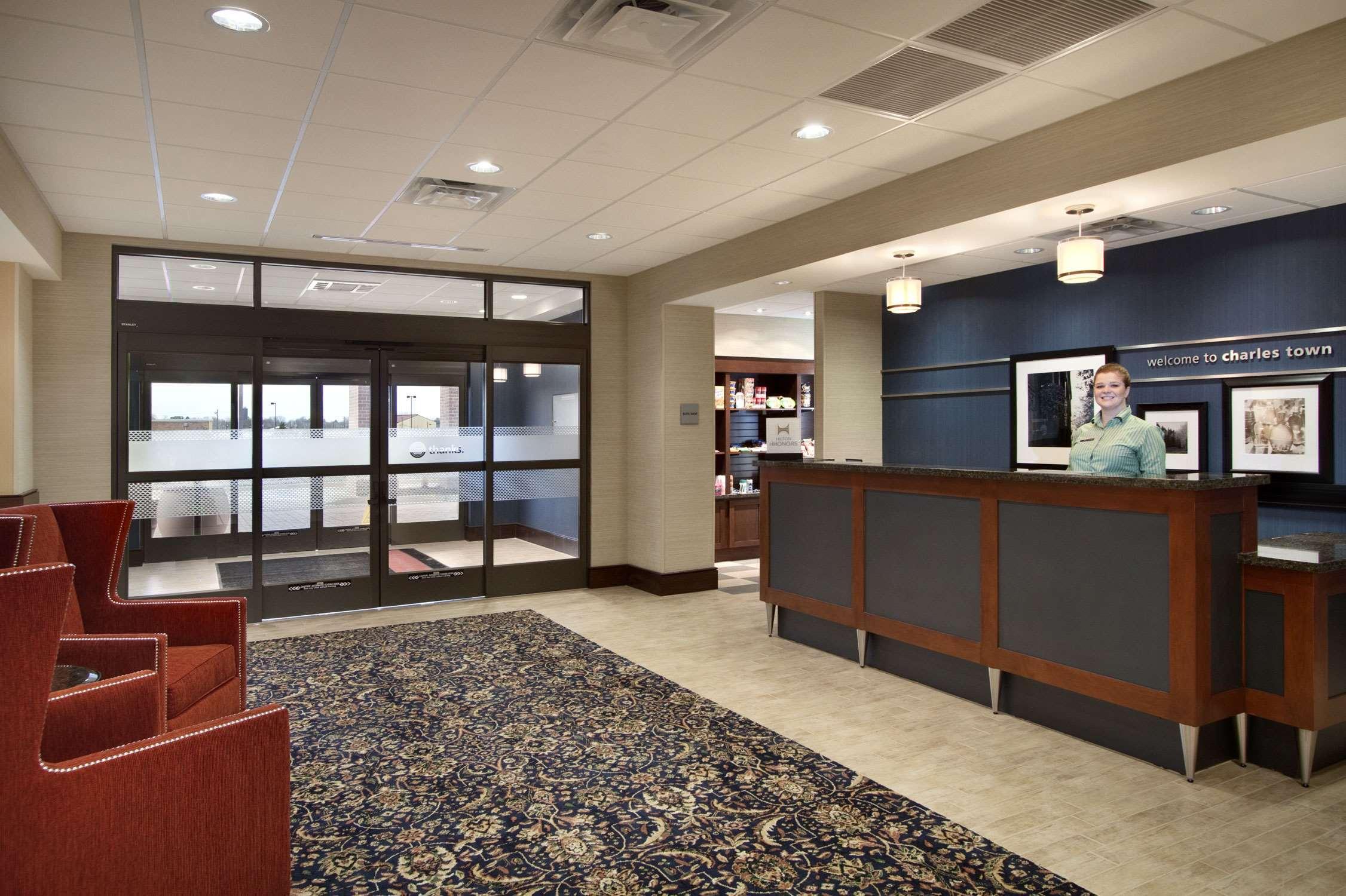 Vista Lobby Hampton Inn & Suites Charles Town