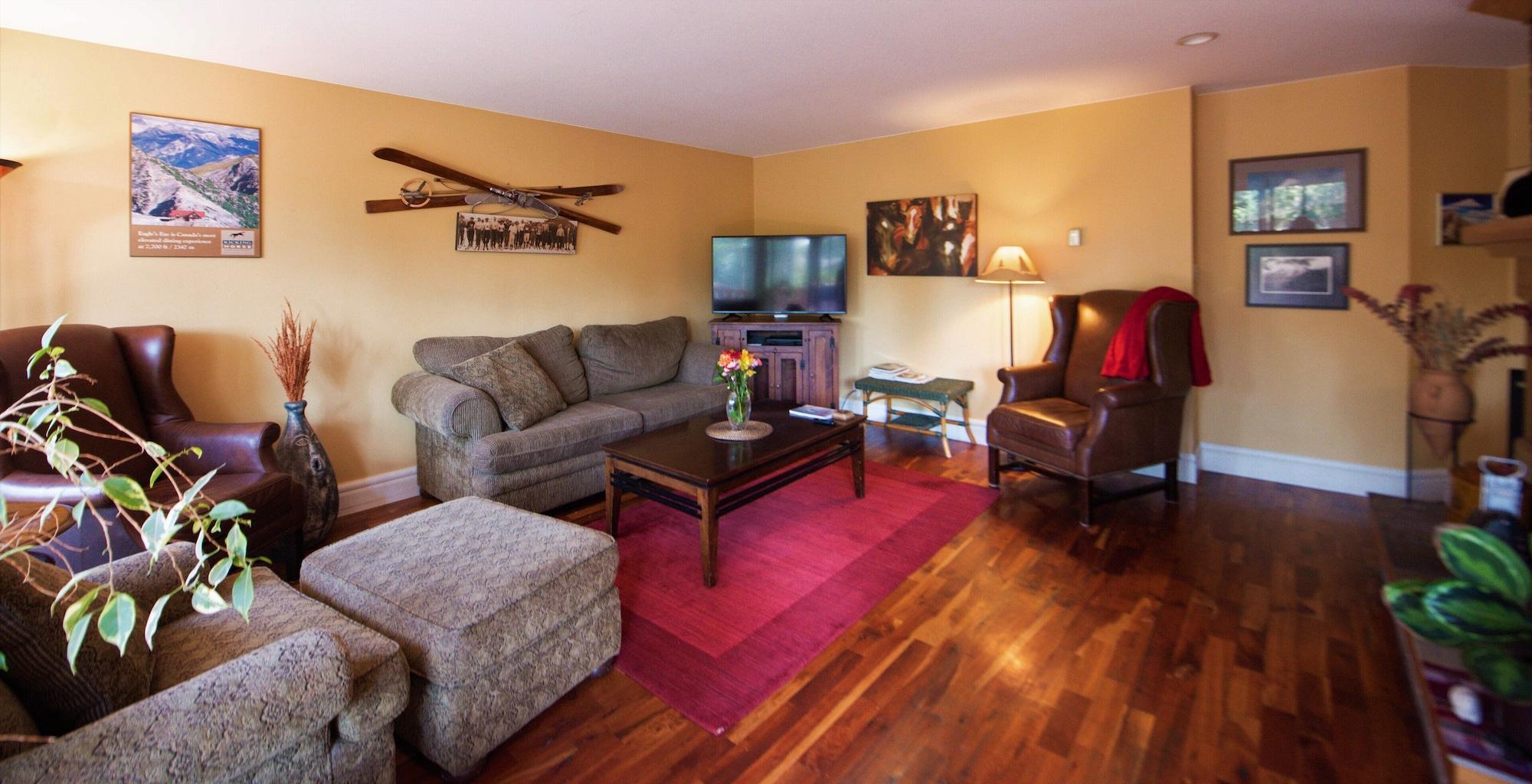 Varios Auberge Kicking Horse Guest House