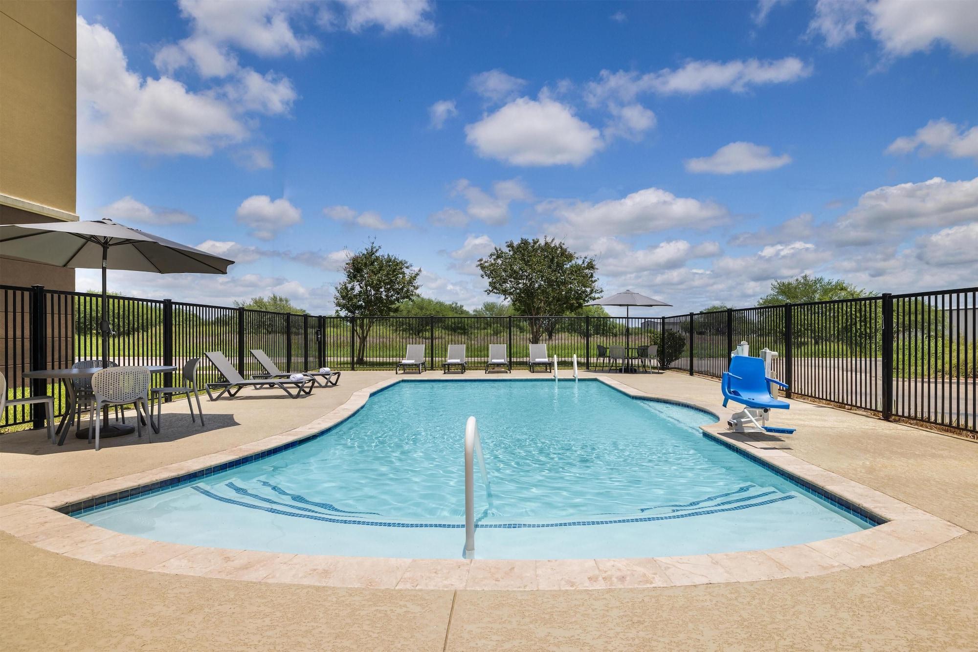 Vista Piscina Hampton Inn Kenedy
