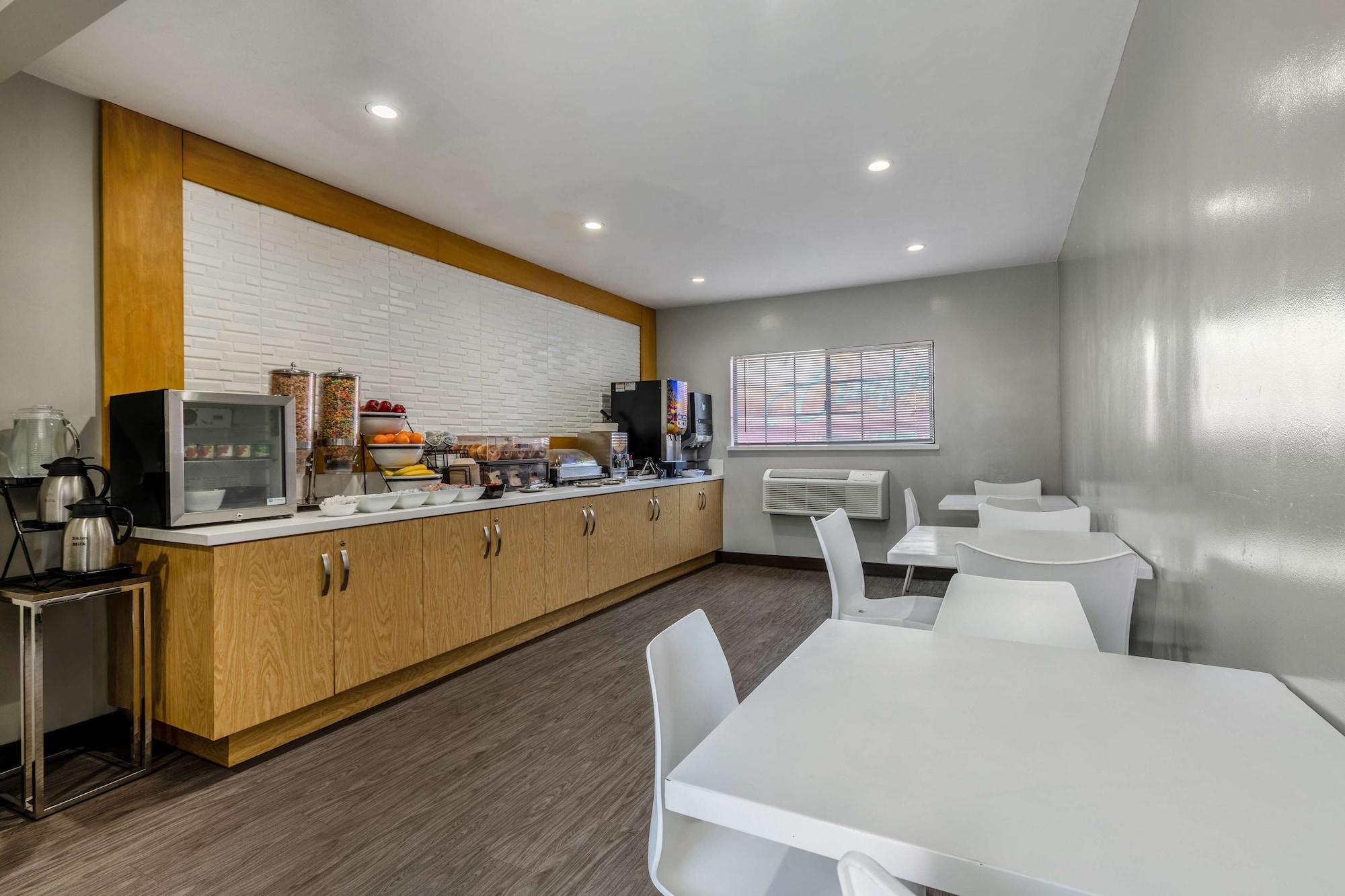 Restaurant Sunset West Hotel, SureStay Collection by Best Western