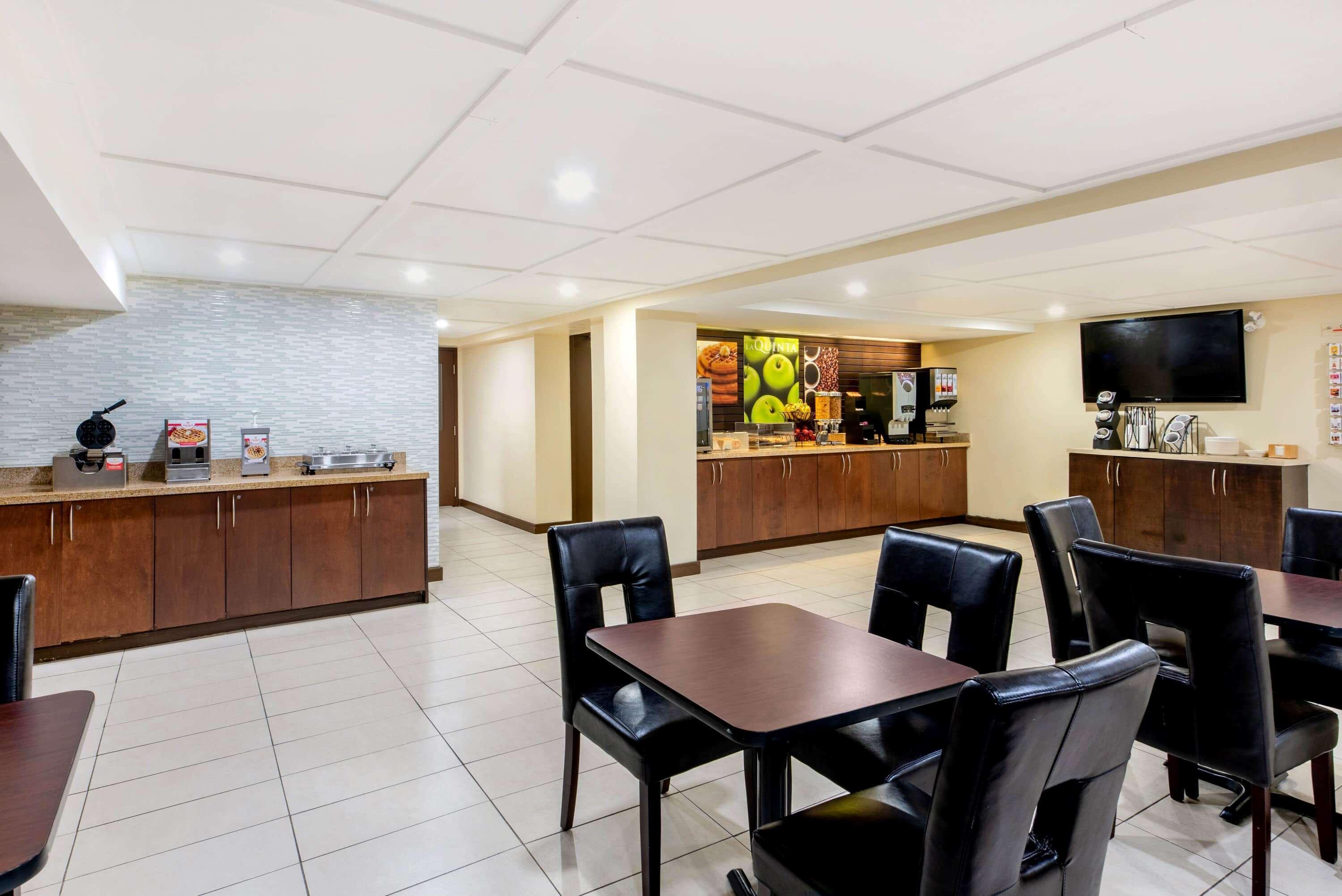 Restaurant La Quinta Inn Suites By Wyndham Oshawa
