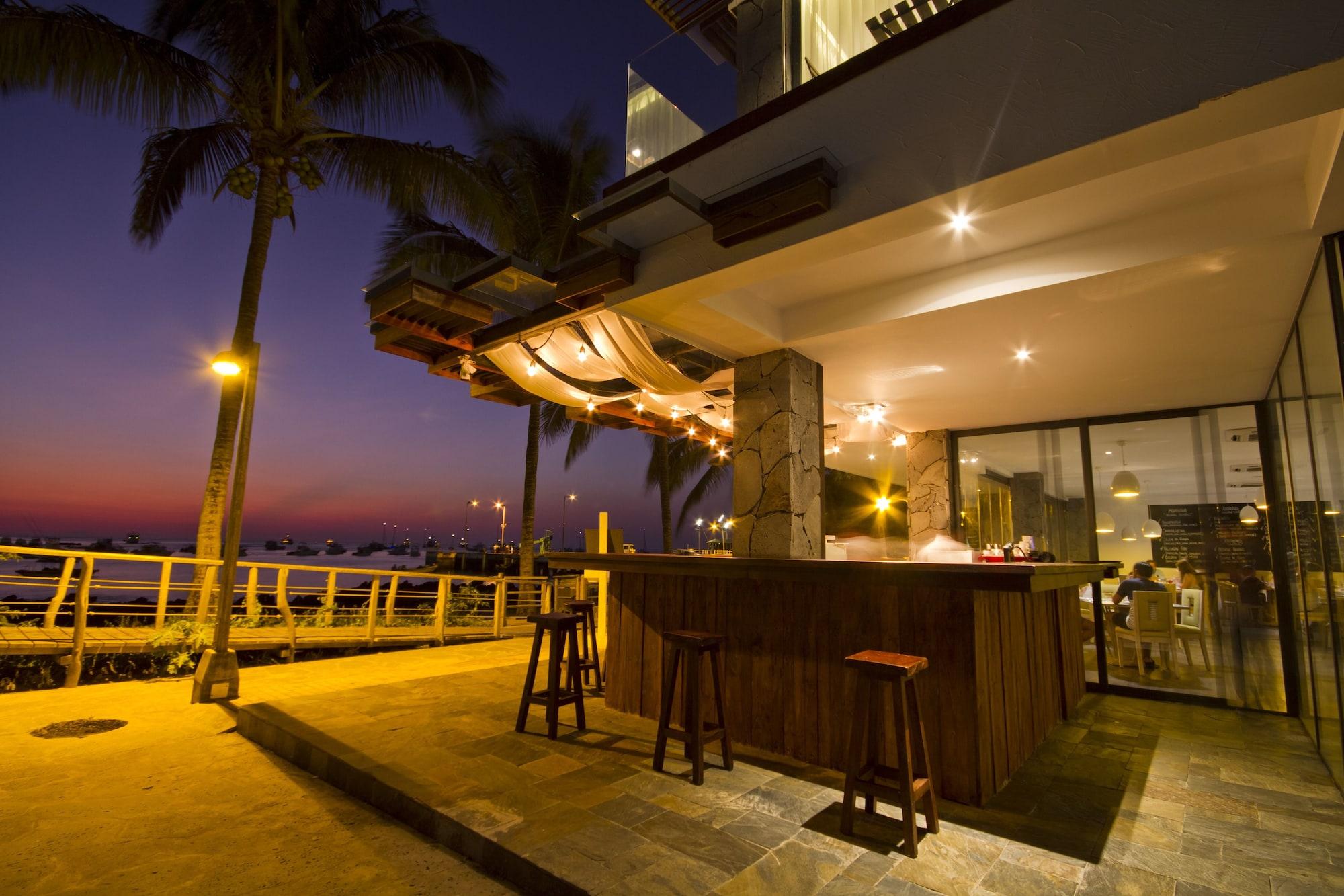 Bar/Salón Golden Bay Galapagos