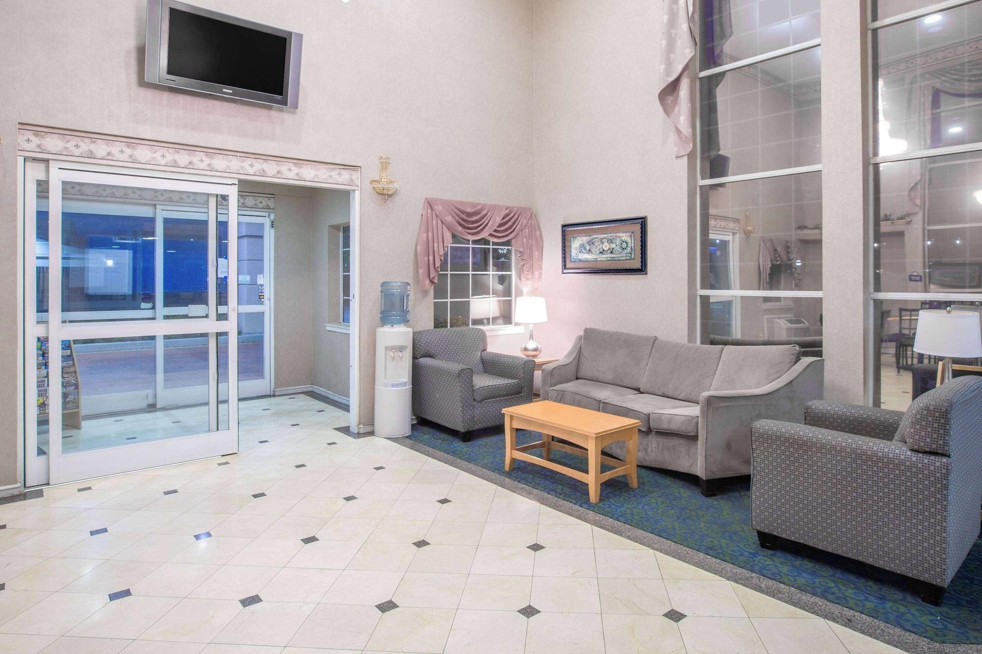 Vista Lobby Days Inn by Wyndham Nacogdoches/SFA University/Downtown