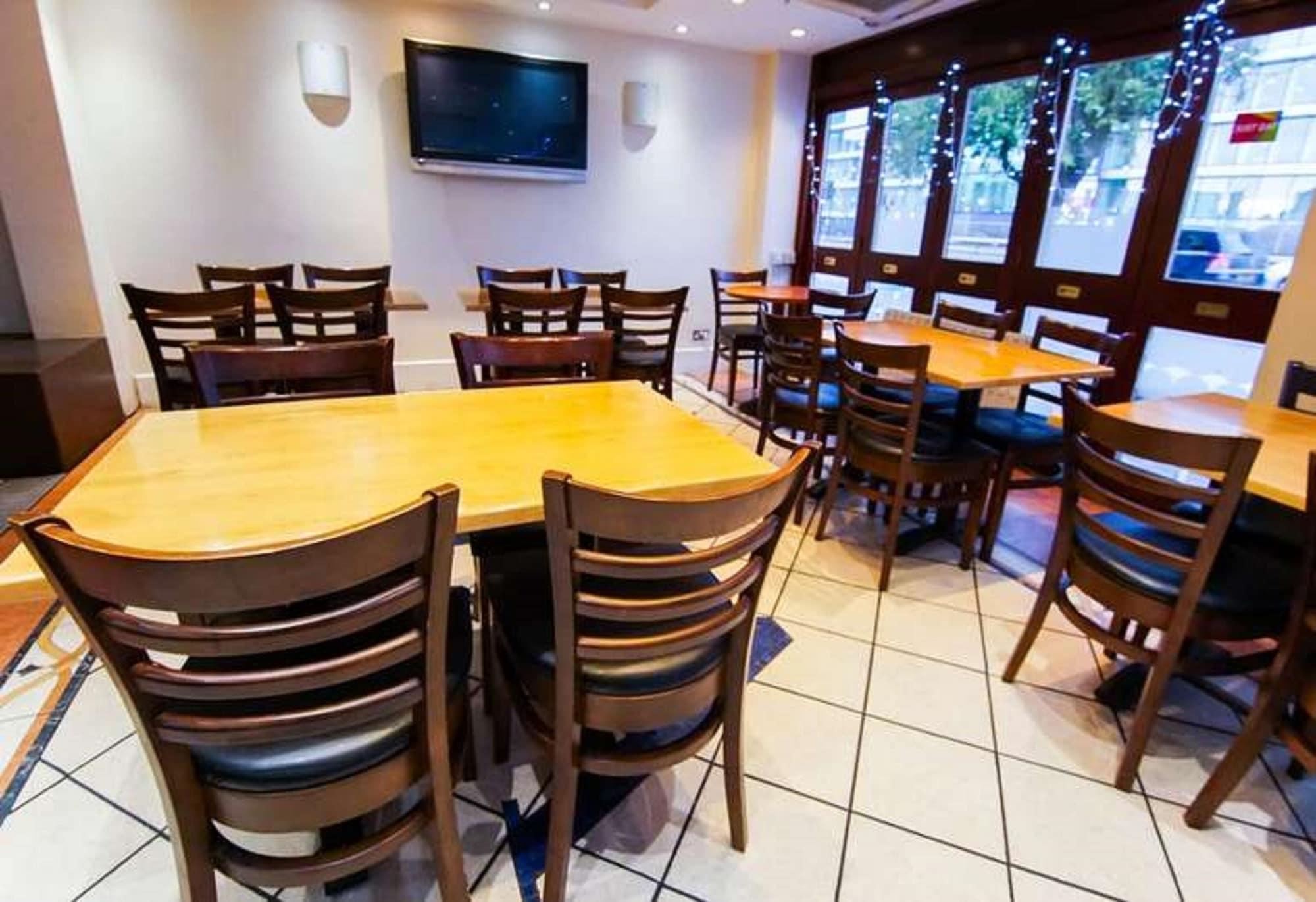 Bar/Salón OYO VII Hotel & Indian Restaurant