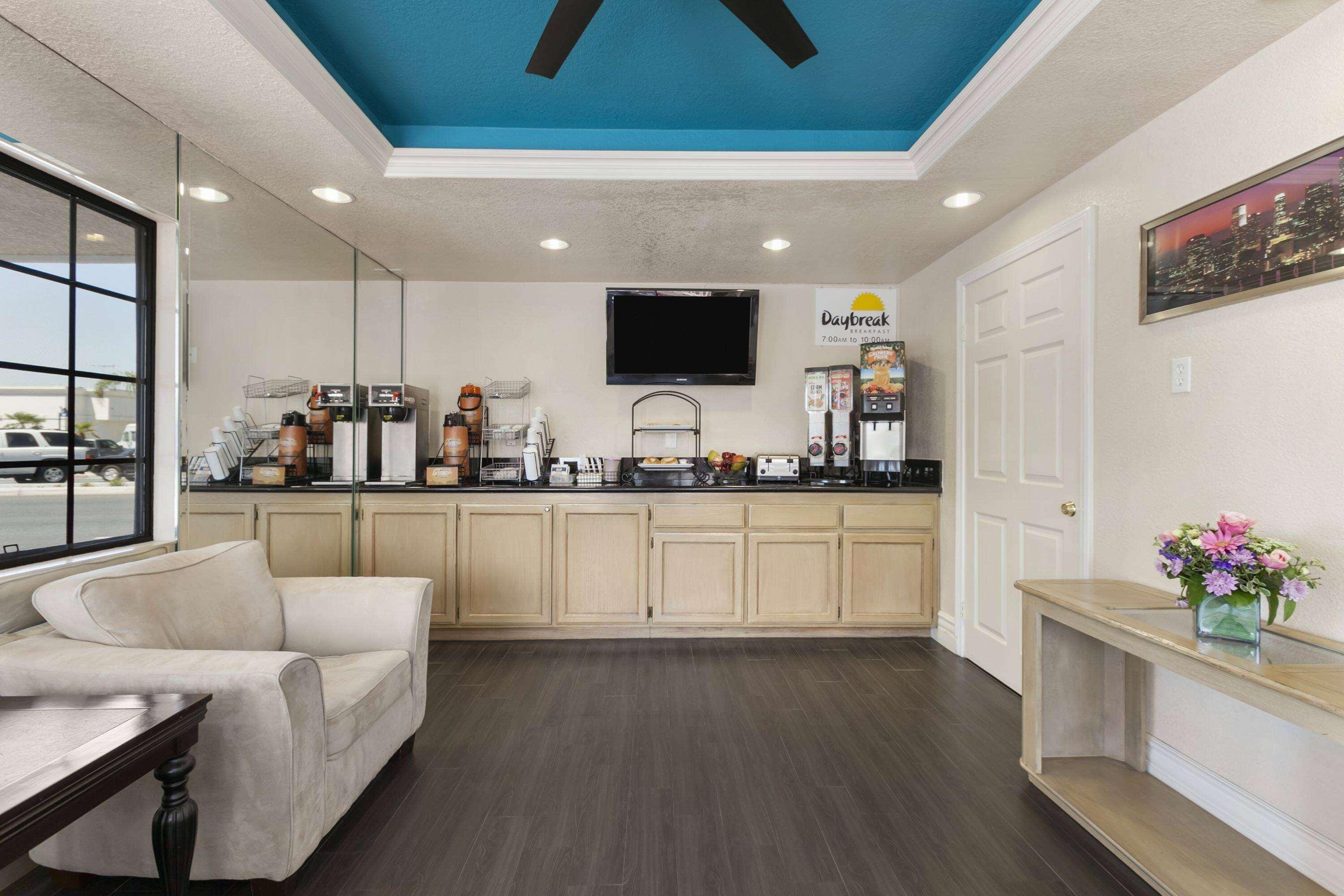 Restaurant Days Inn by Wyndham Downey