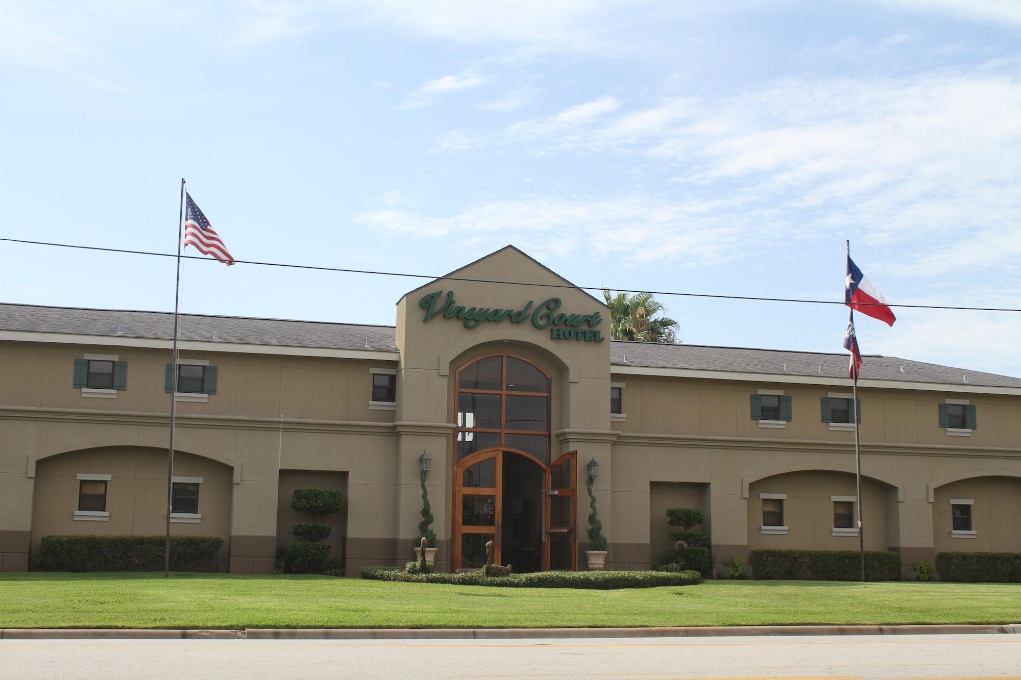Vista Exterior Vineyard Court Designer Suites Hotel