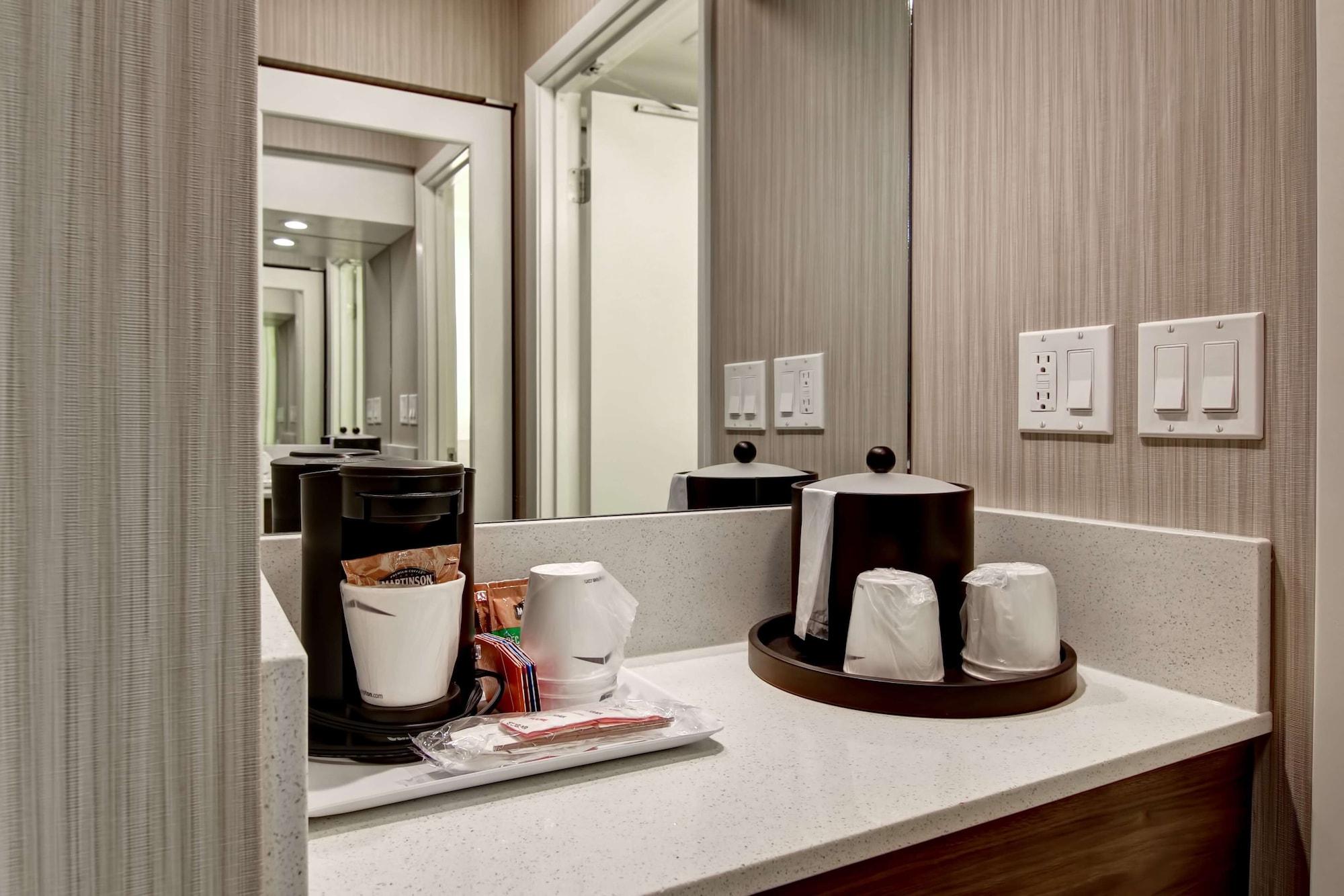 Habitación Hampton Inn & Suites by Hilton Calgary-Airport