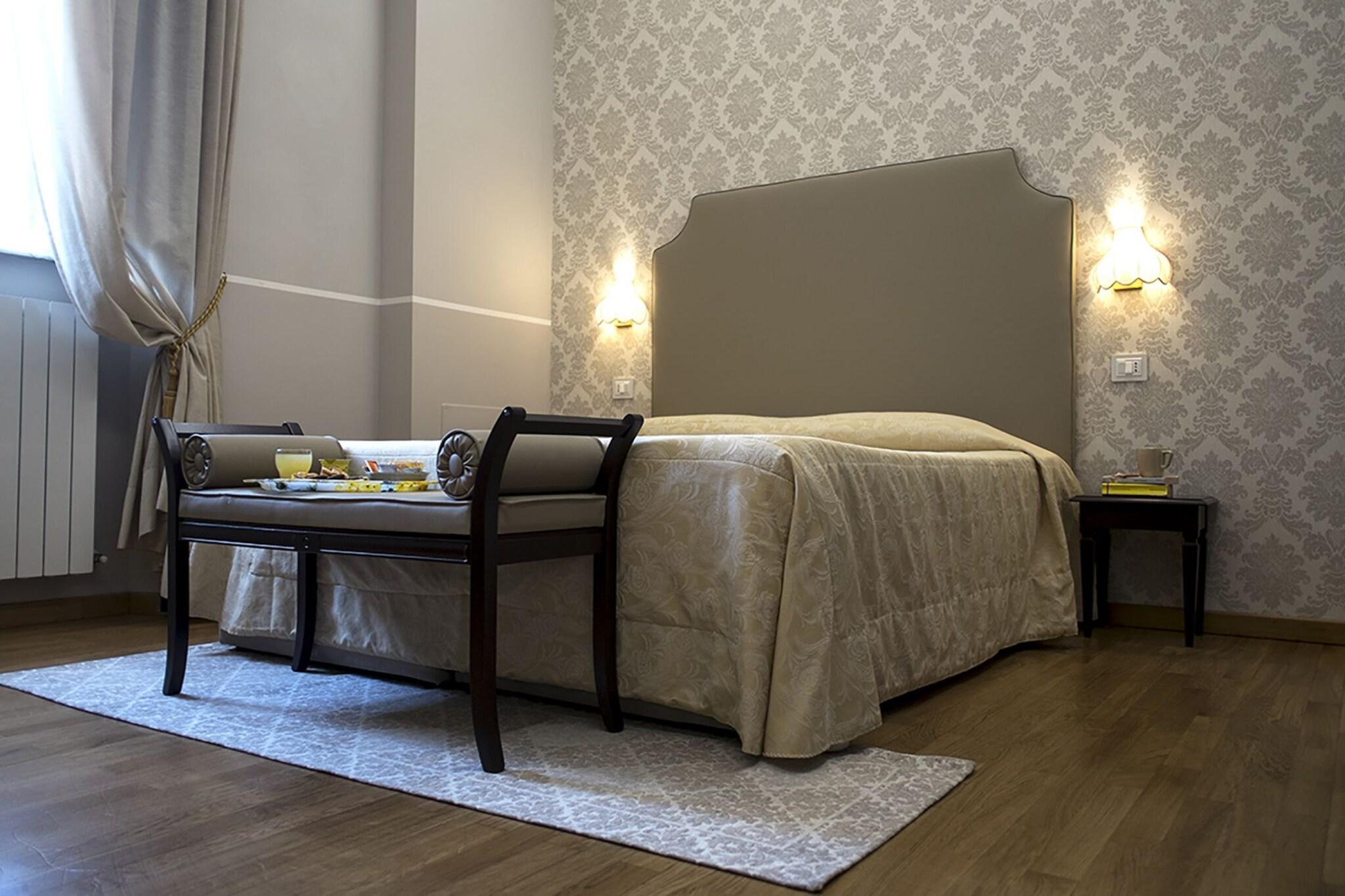 Varios Hotel Navy