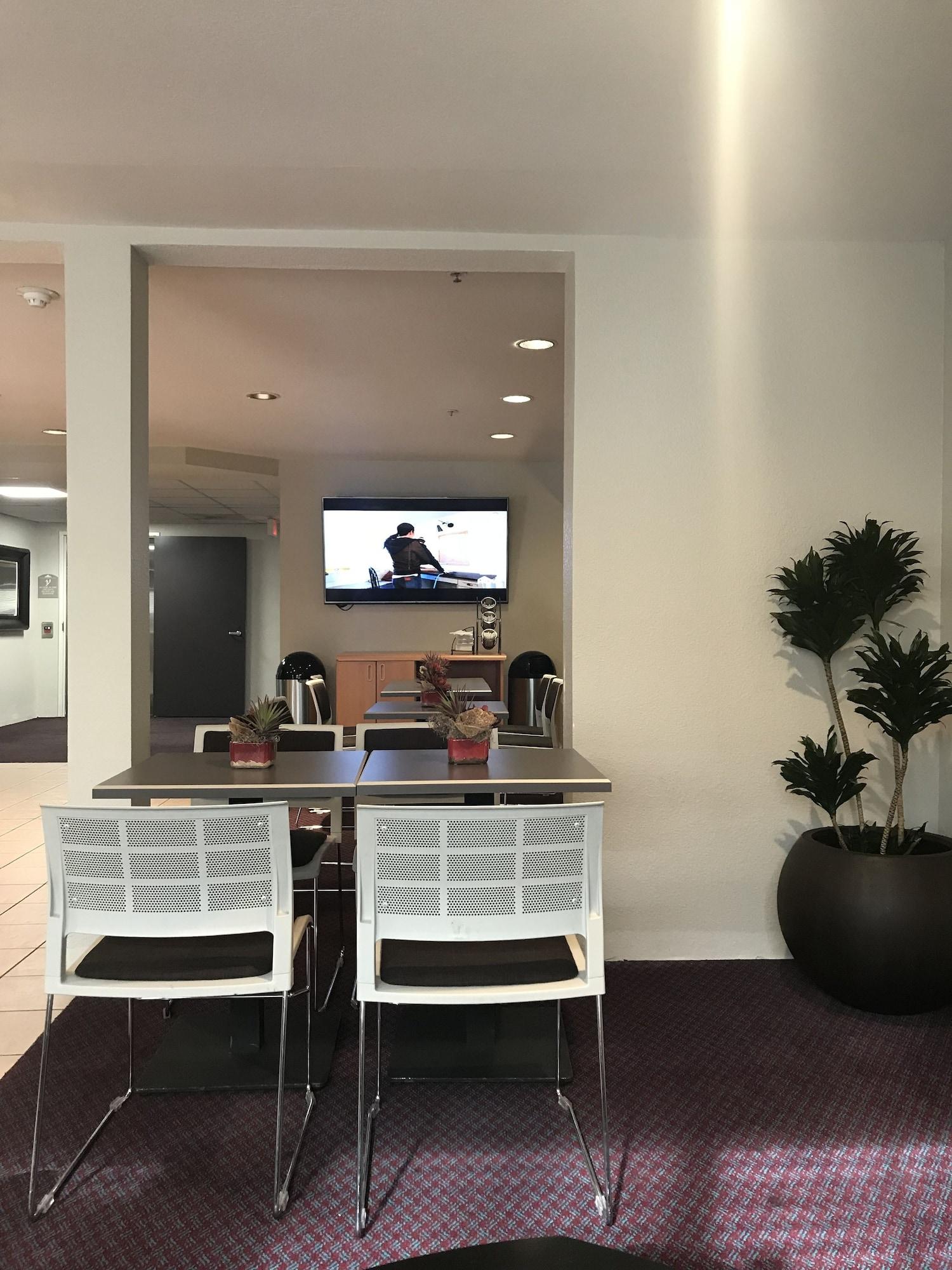 Vista Lobby Microtel Inn & Suites by Wyndham Morgan Hill/San Jose Area