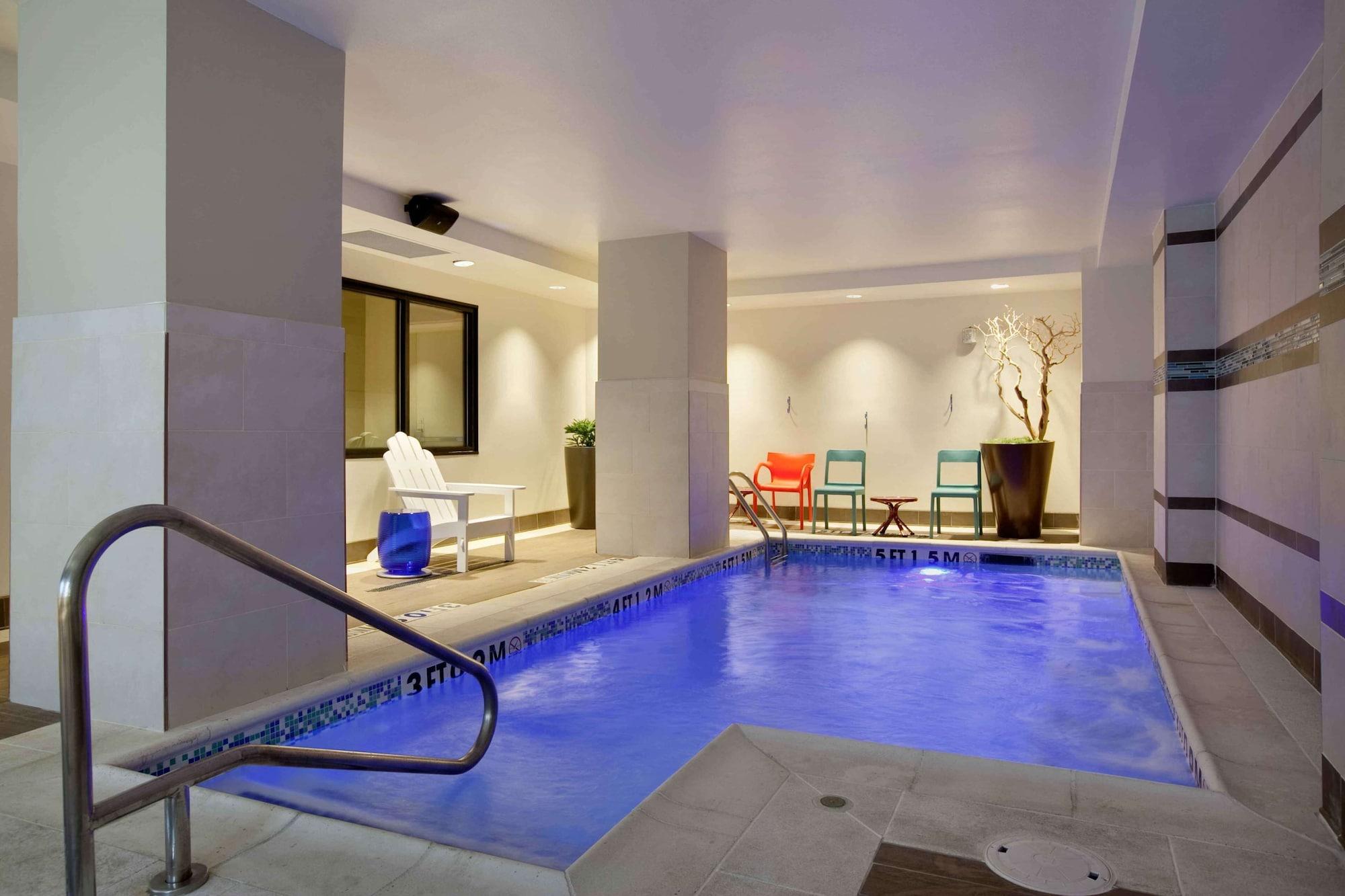 Vista Piscina Home2 Suites by Hilton San Antonio Downtown - Riverwalk, TX