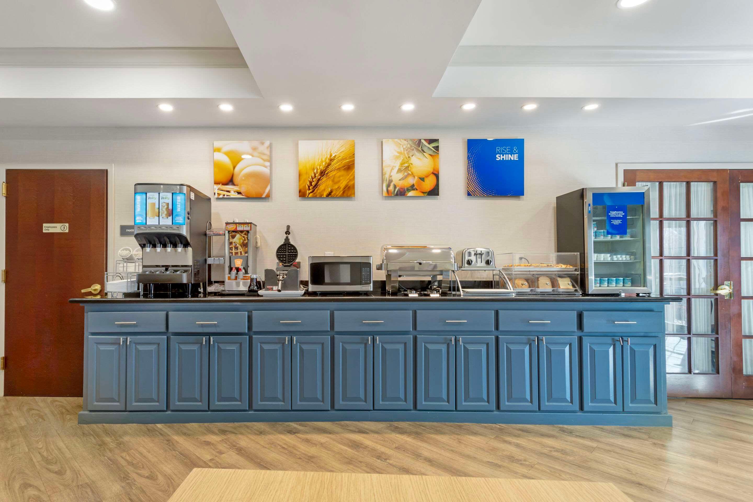 Restaurant Comfort Suites East Brunswick - South River