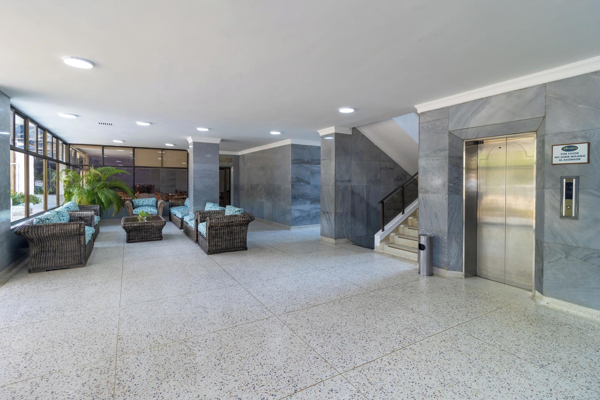 Vista Lobby Hotel Axis Inn By GEH Suites