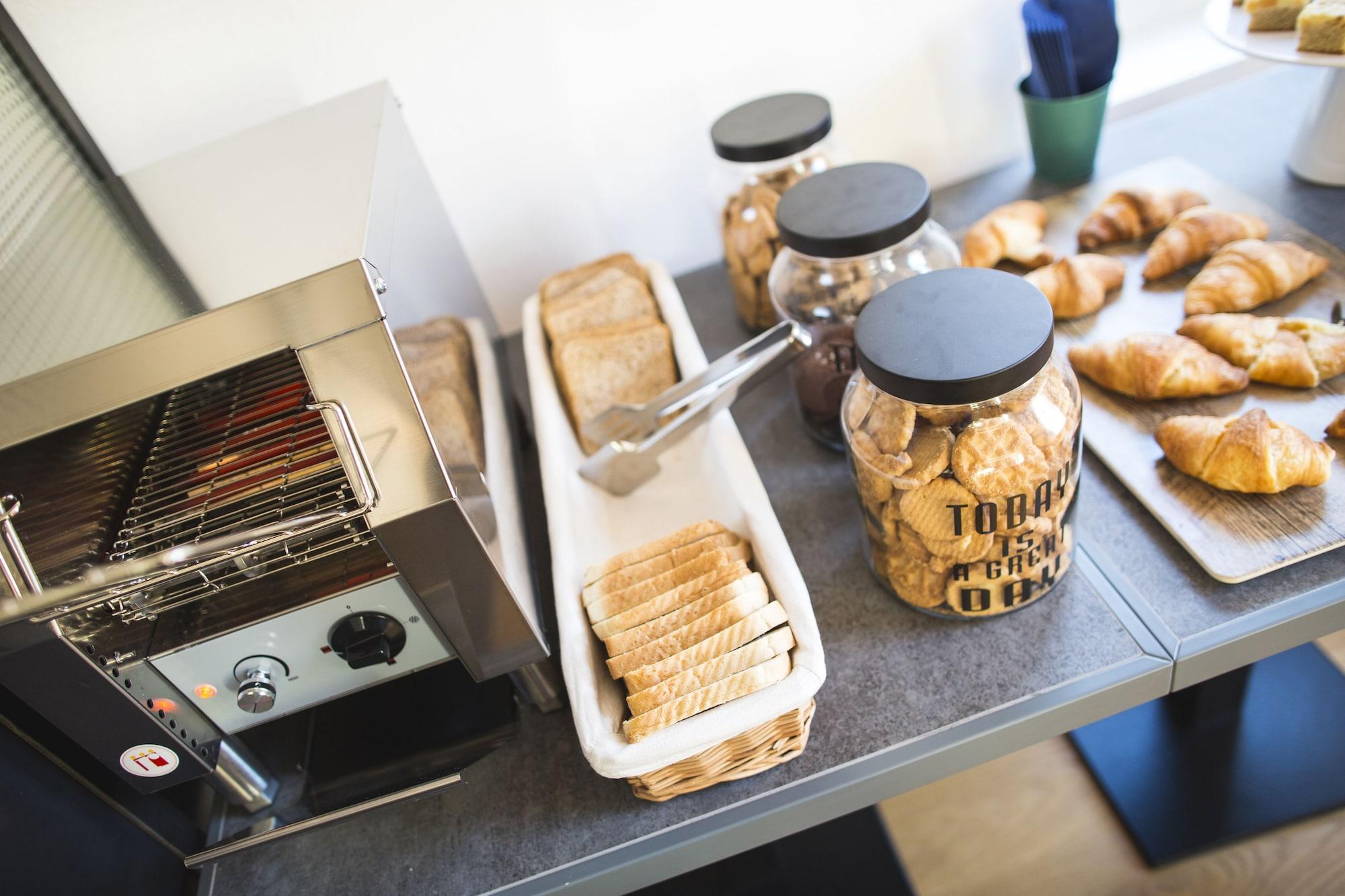 Bar/Salón Holiday IV Gardan