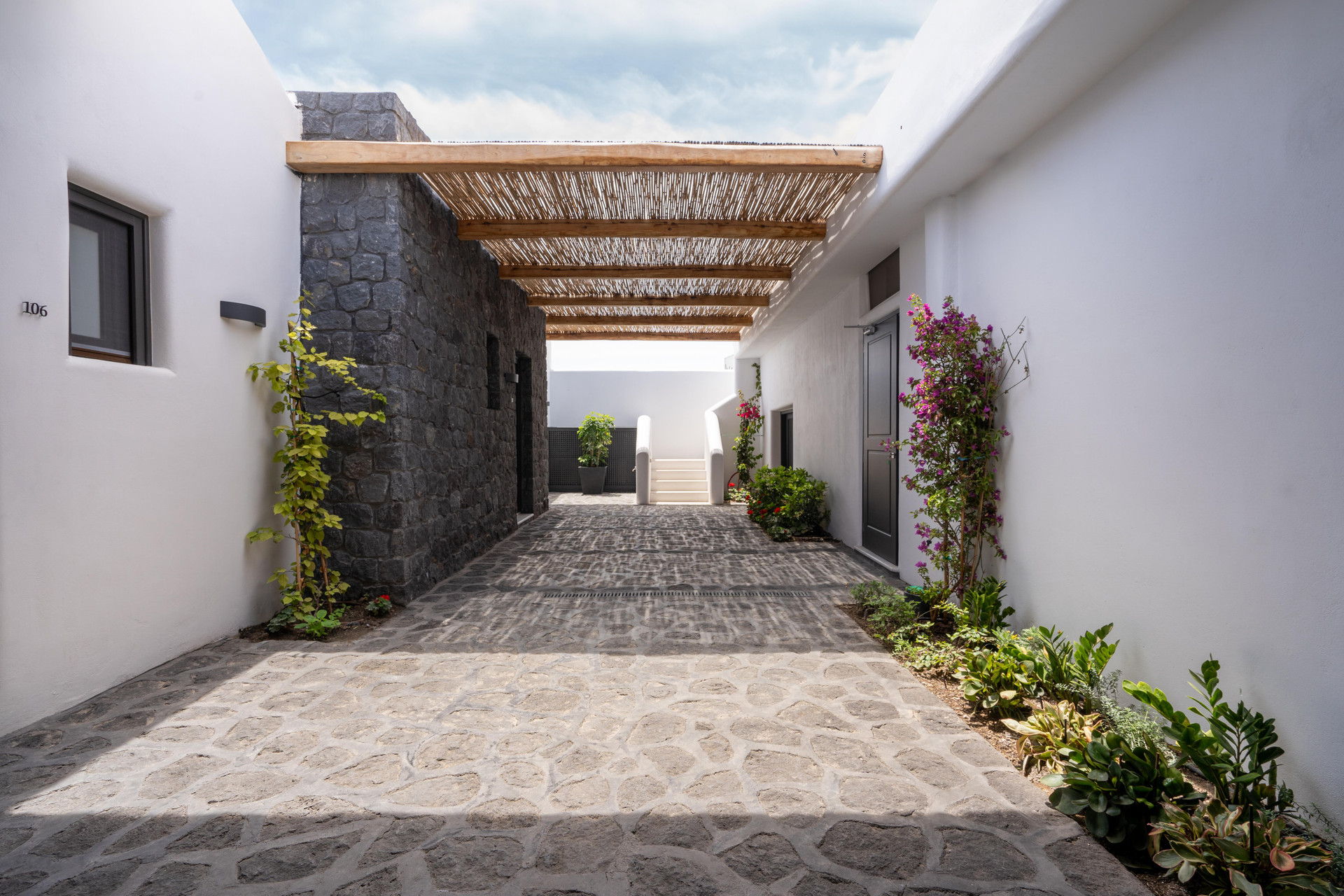 Vista Exterior Nero Luxury Suites