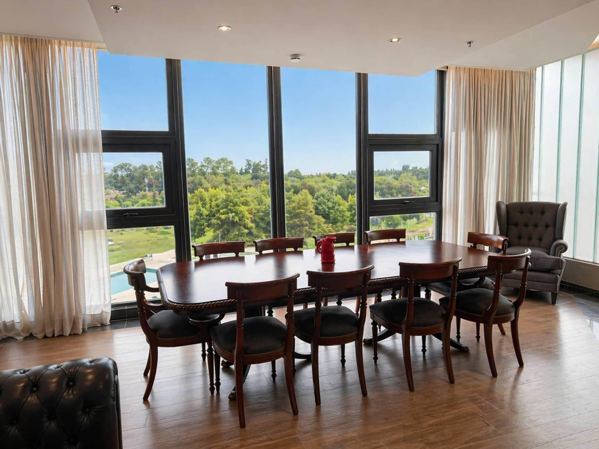 Sala de Reuniones Radisson RED Funes
