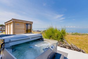 Alquiler Vacacional - Point Roberts Cottage w/ Ocean Views + Hot Tub!