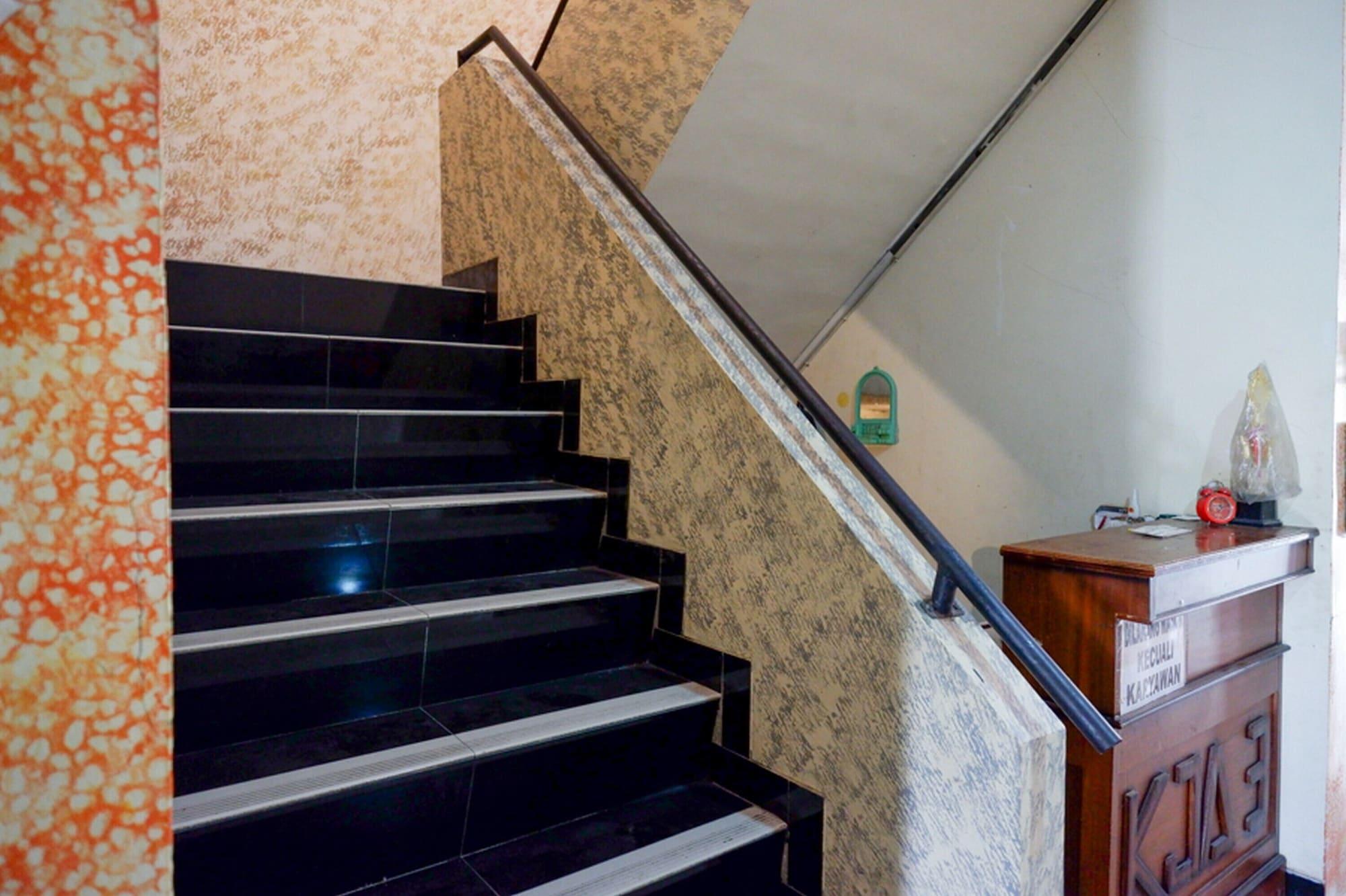 Varios RedDoorz near GOR Wisanggeni