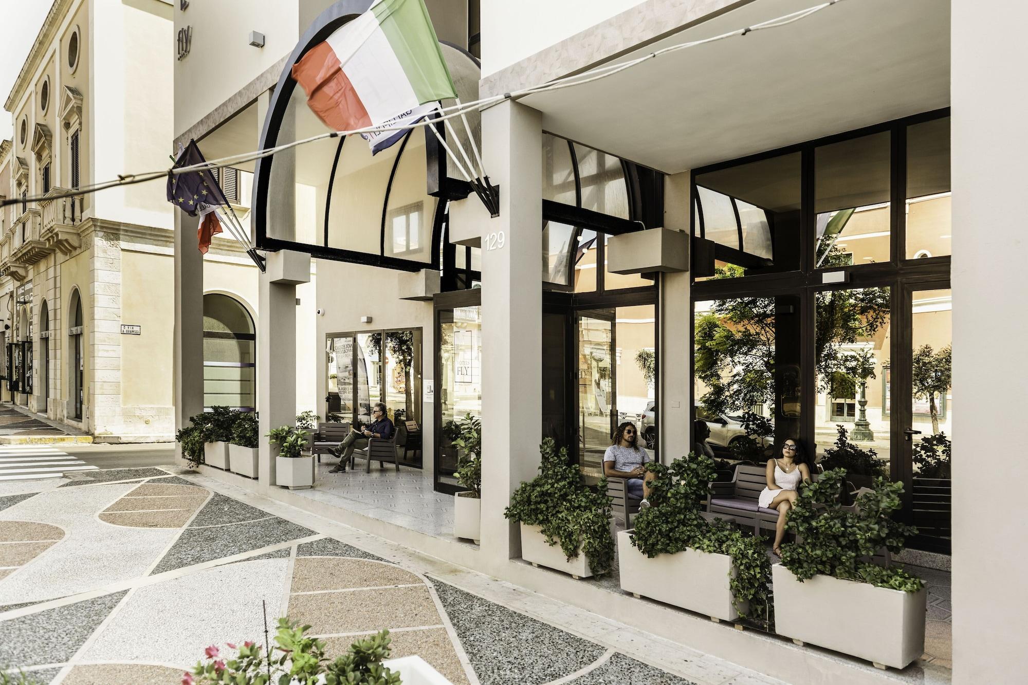 Vista Exterior Hotel Fly
