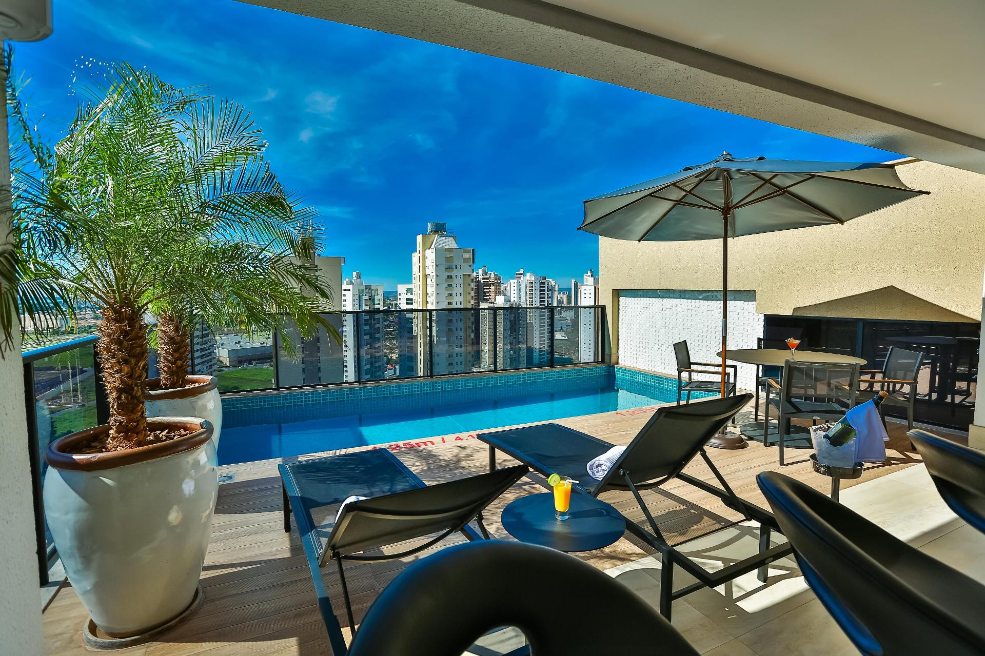 Vista da piscina Quality Hotel Flamboyant