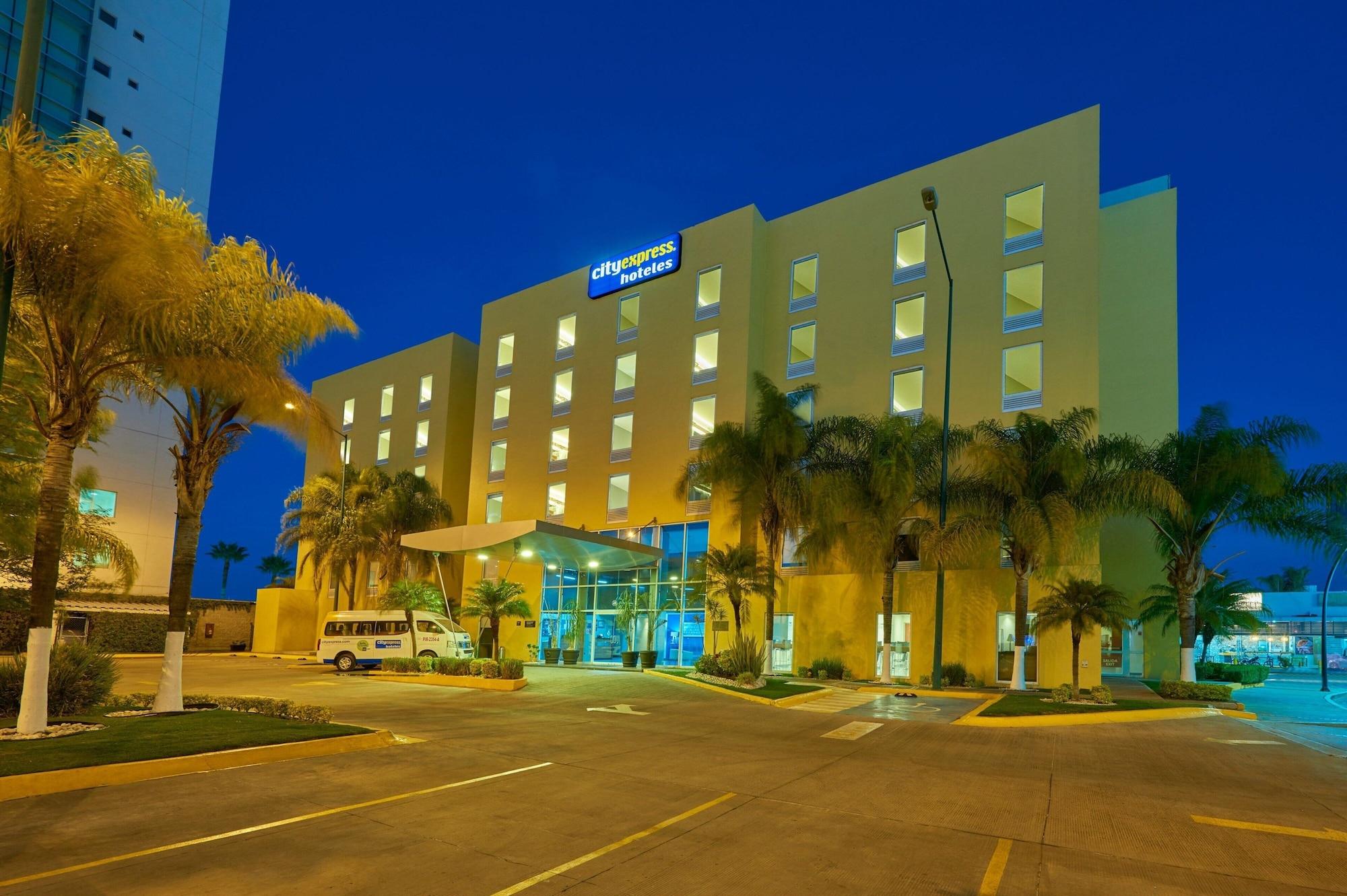 Vista Exterior City Express by Marriott Irapuato