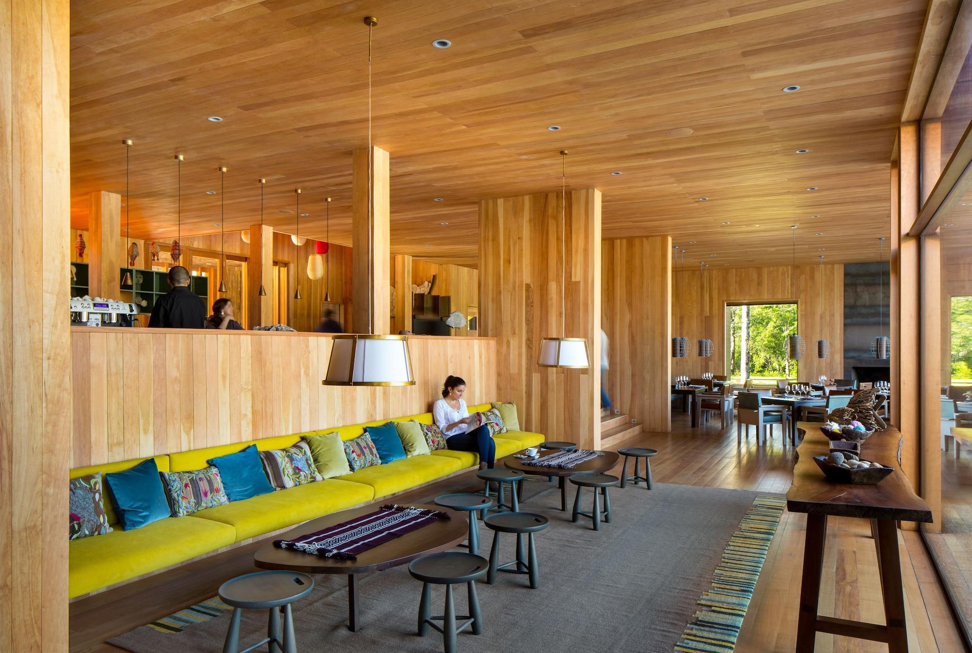 Vista Lobby andBeyond Vira Vira