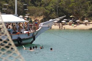 Actividad - Día completo en Búzios: Tour en bote y trolley con almuerzo desde Arraial do Cabo