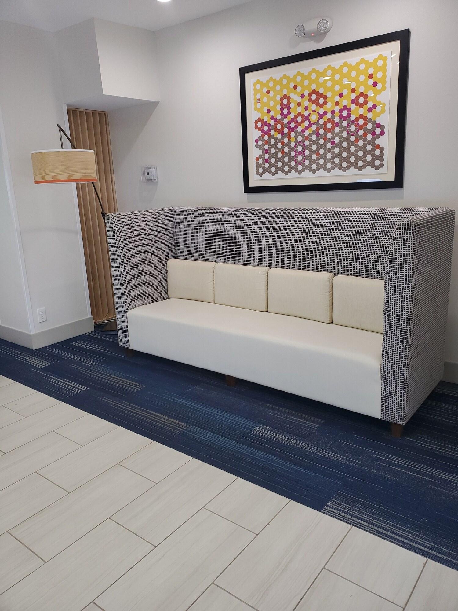 Vista Lobby Holiday Inn Express & Suites San Antonio-West-SeaWorld Area by IHG