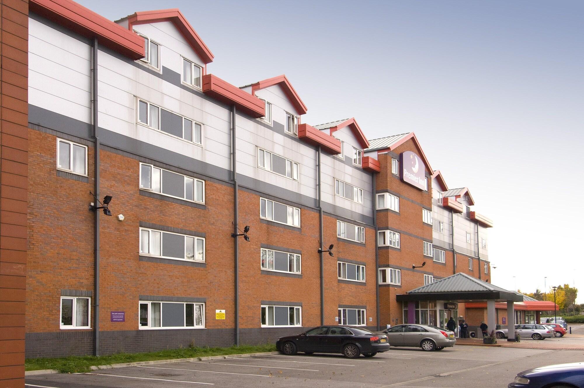 Vista Exterior Premier Inn Manchester Old Trafford