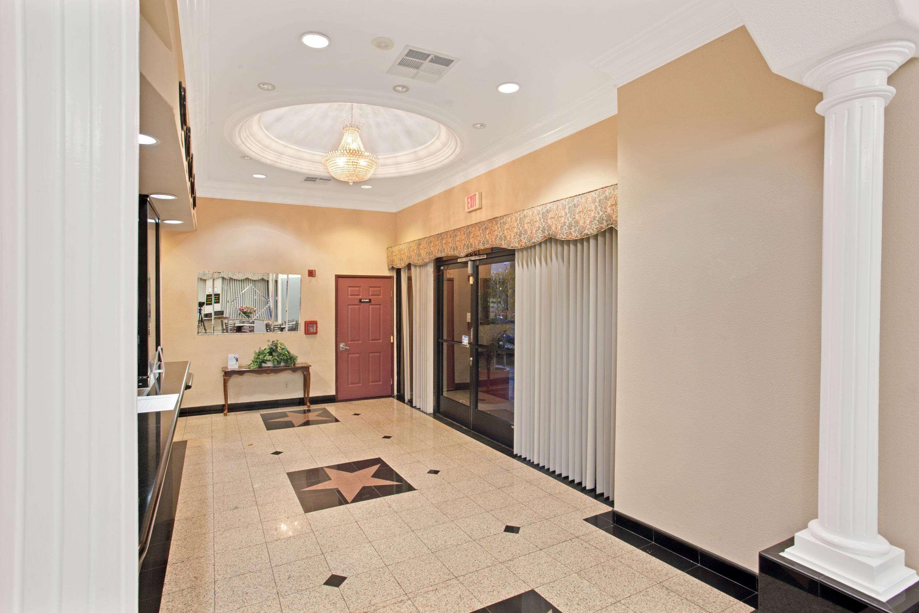 Vista Lobby Super 8 by Wyndham Hollywood/LA Area