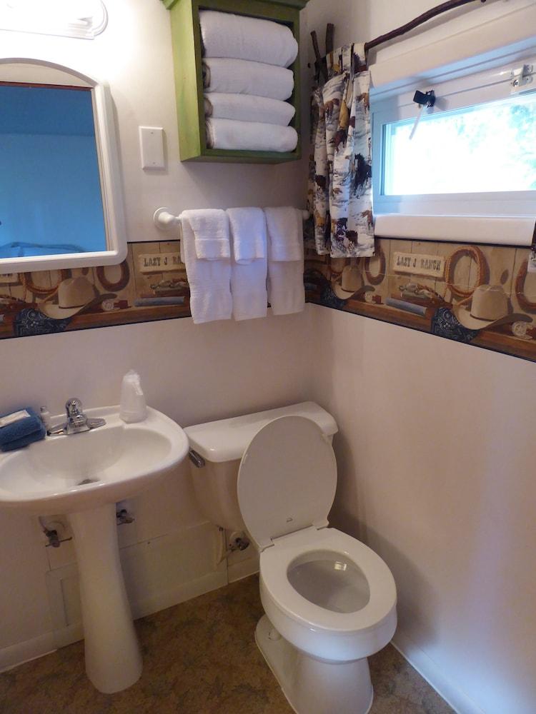Baño South Arm Retreats