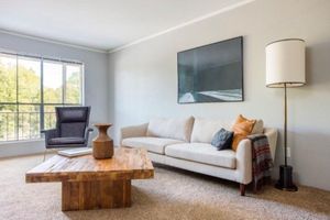 Alojamiento - Spacious and Modern Hotel Suites with Heated Pool, Gym and Hot Tub!