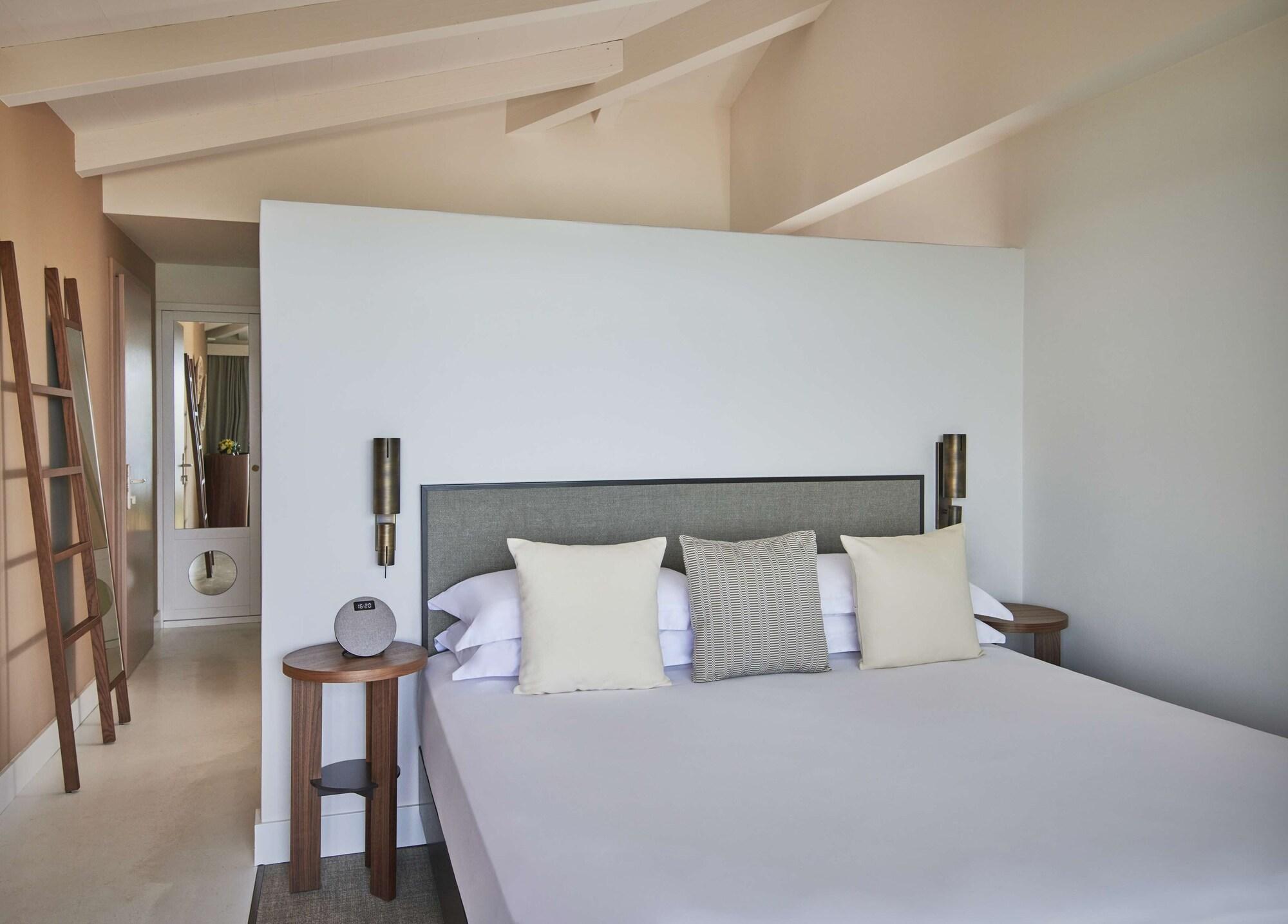 Habitación Baia di Chia Resort Sardinia, Curio Collection by Hilton