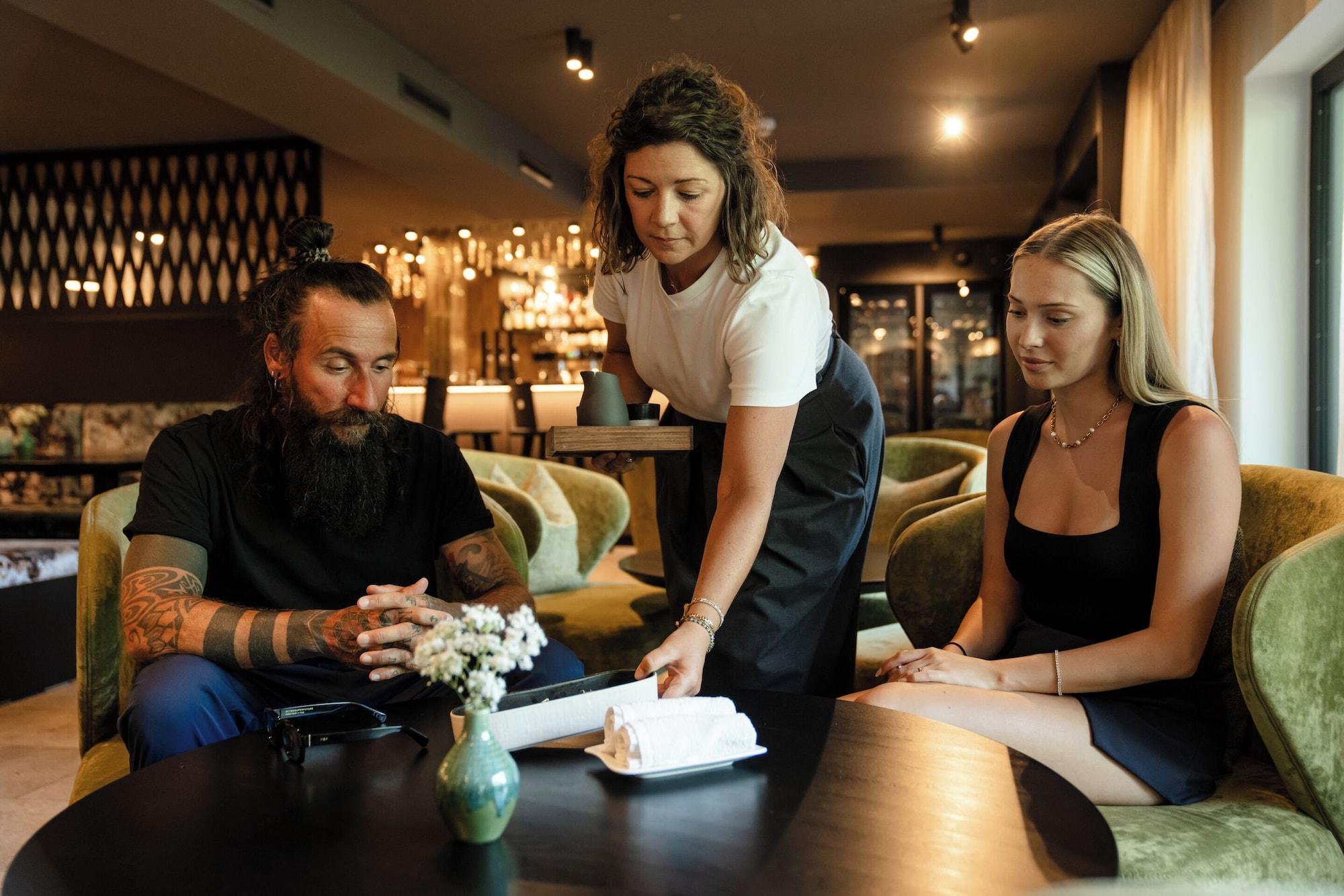 Vista Lobby Arpuria l hidden luxury mountain home | Adults friendly