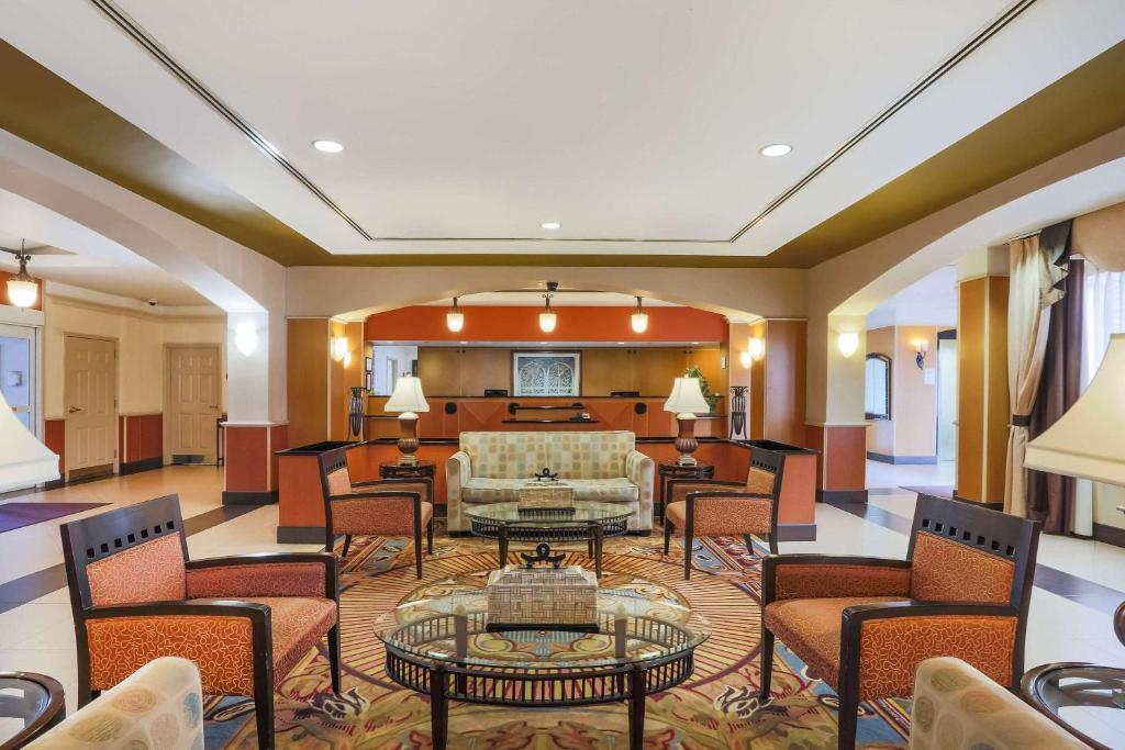 Vista Lobby La Quinta Inn & Suites Islip